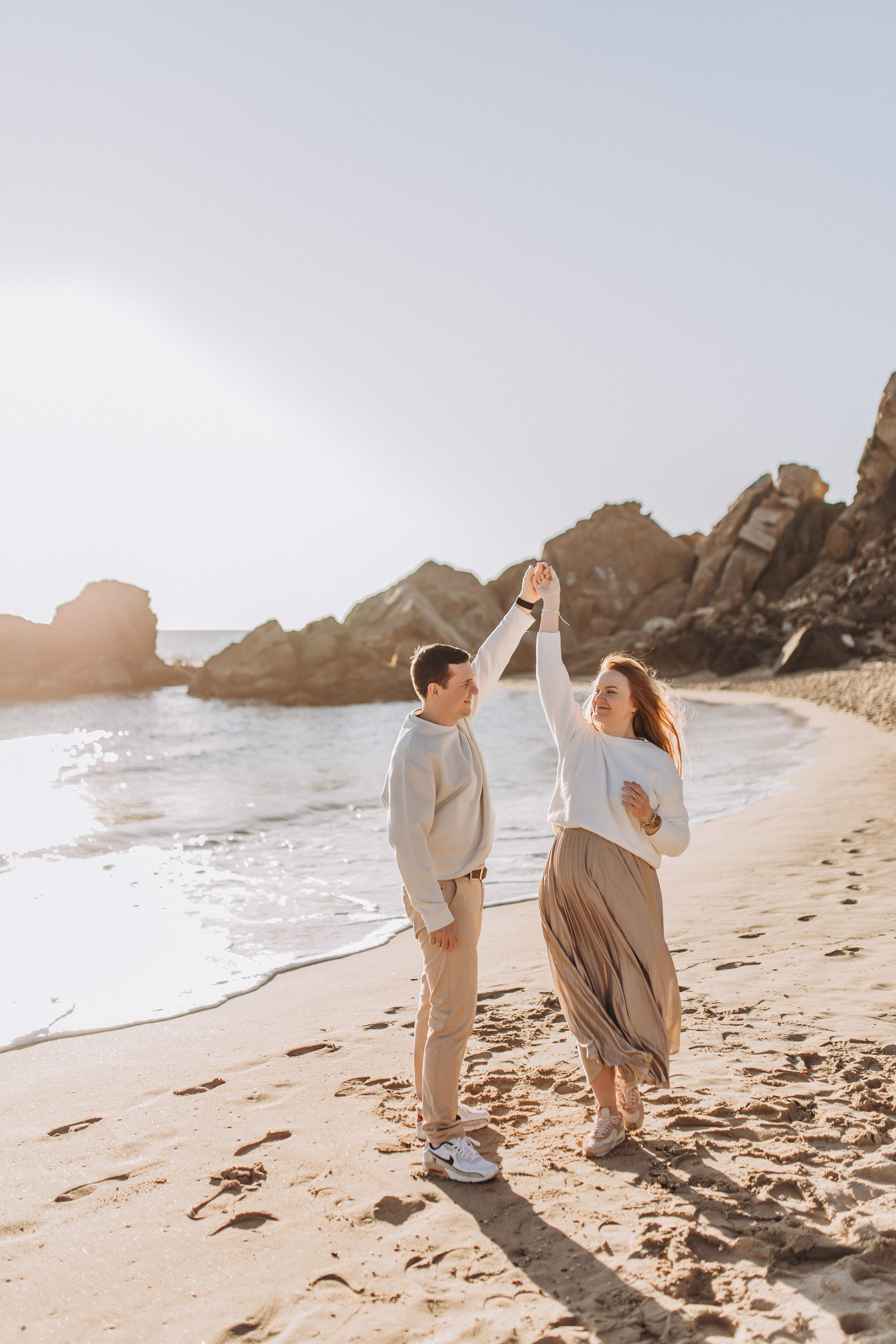 Sesión de embarazo en la playa en Chile — Luz dorada y naturaleza. Photographer in Santiago, Chile Anna Almazova
