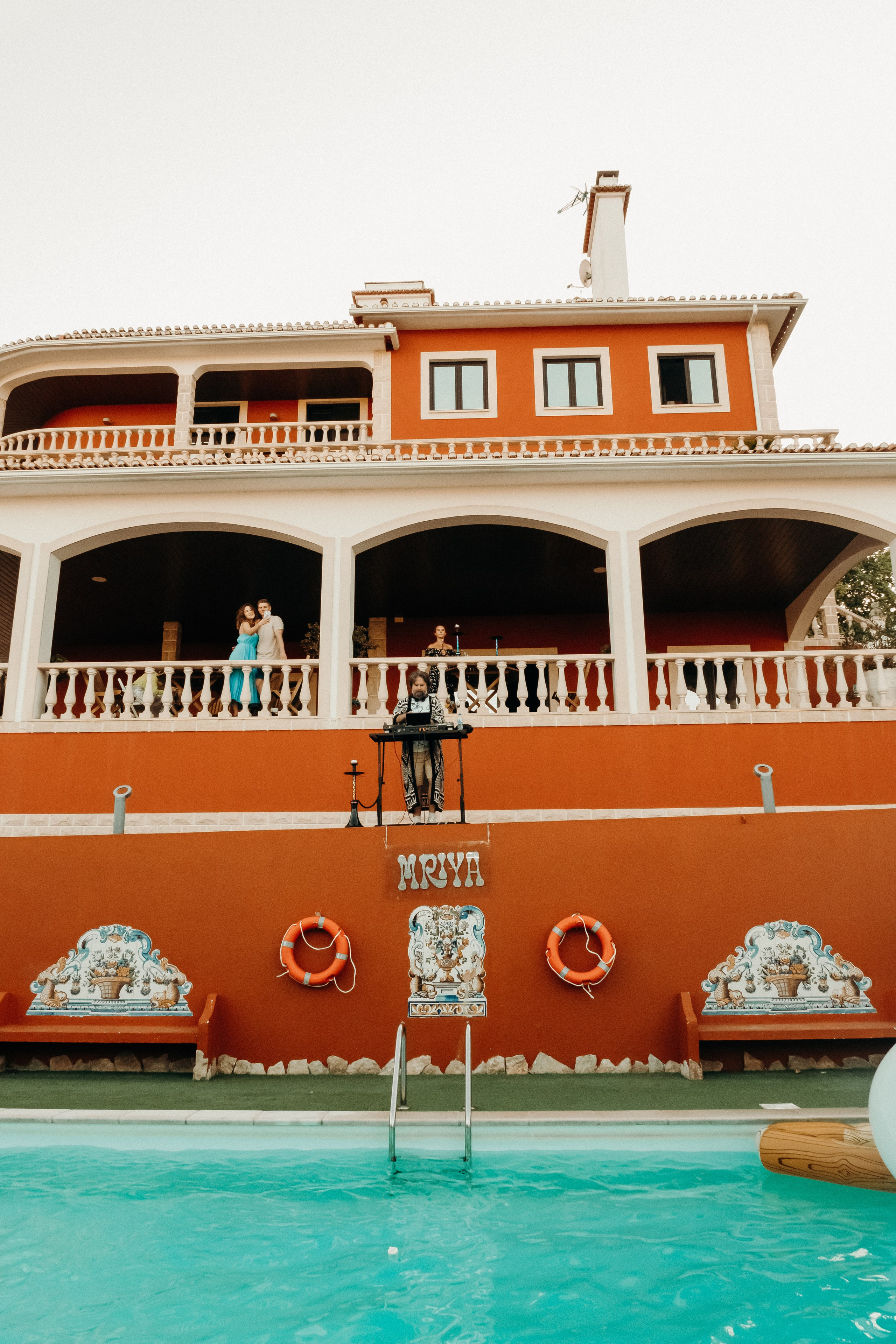 Pool party in  High Villa.  Cascais Sintra Lisbon. Валерія Сичова. Сімейний та репортажний фотограф в Португаліі