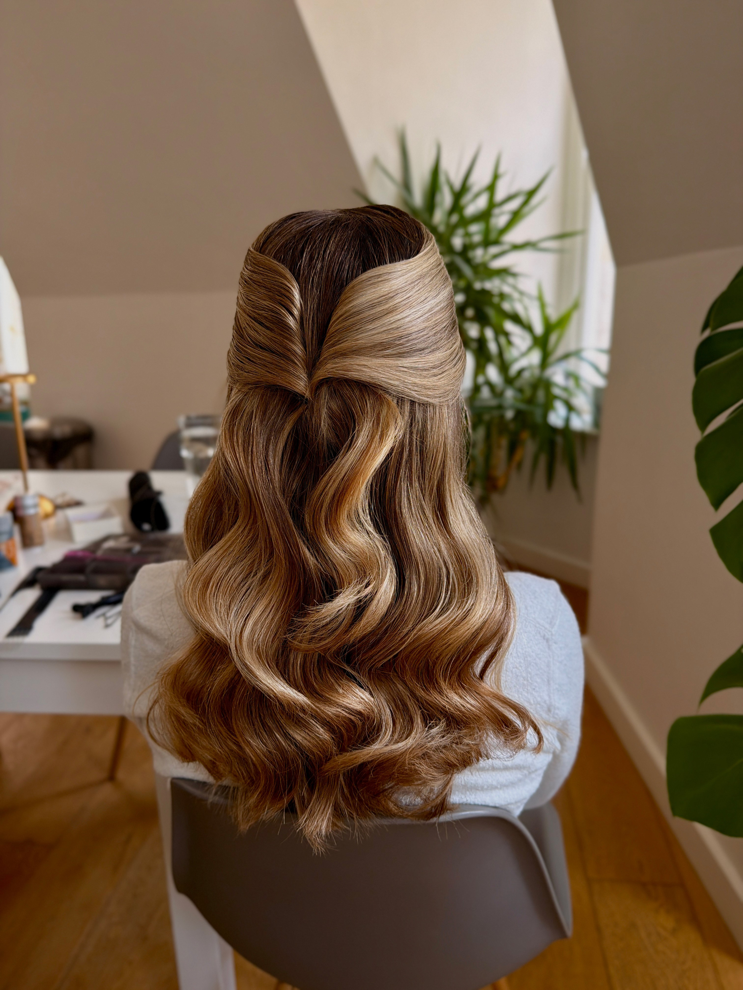 Bridal hairstyles, wedding hairstylist, elegant wedding hair. Makeup artist and Hair stylist in London