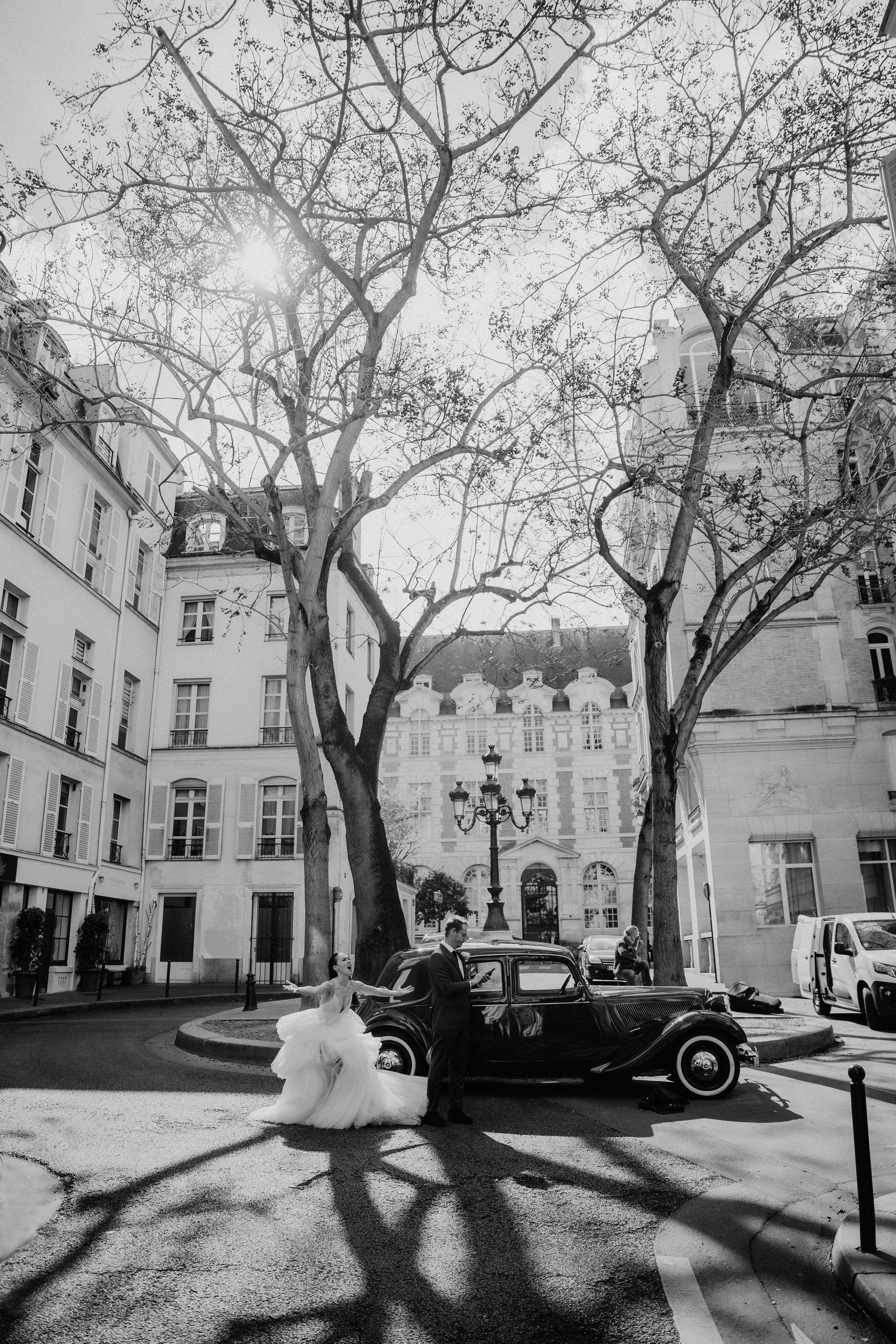 Suzi & Alex | Paris Wedding with a Vintage Car. Paris Wedding Photographer