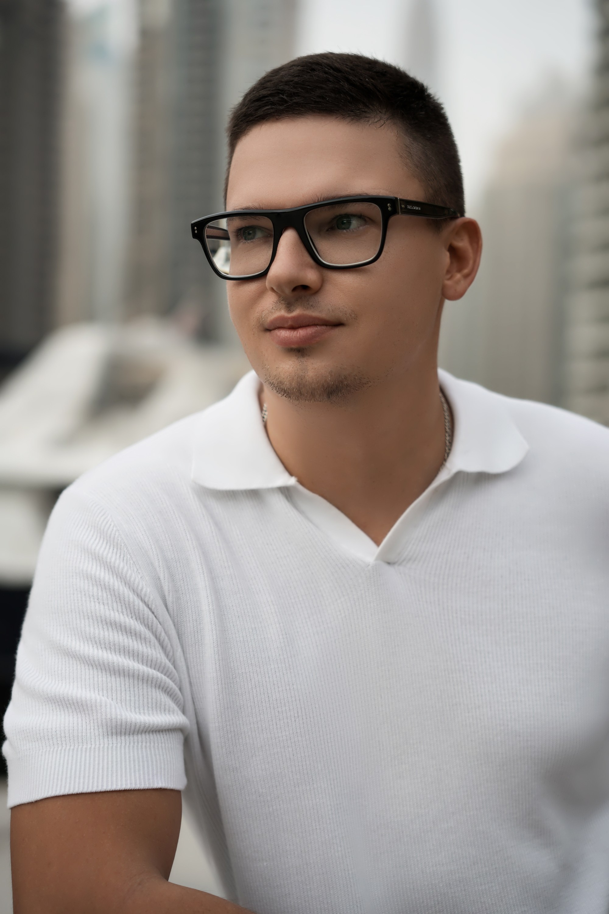 BUSINESS PORTRAIT. Photo and video production. Editing & retouching services. Training