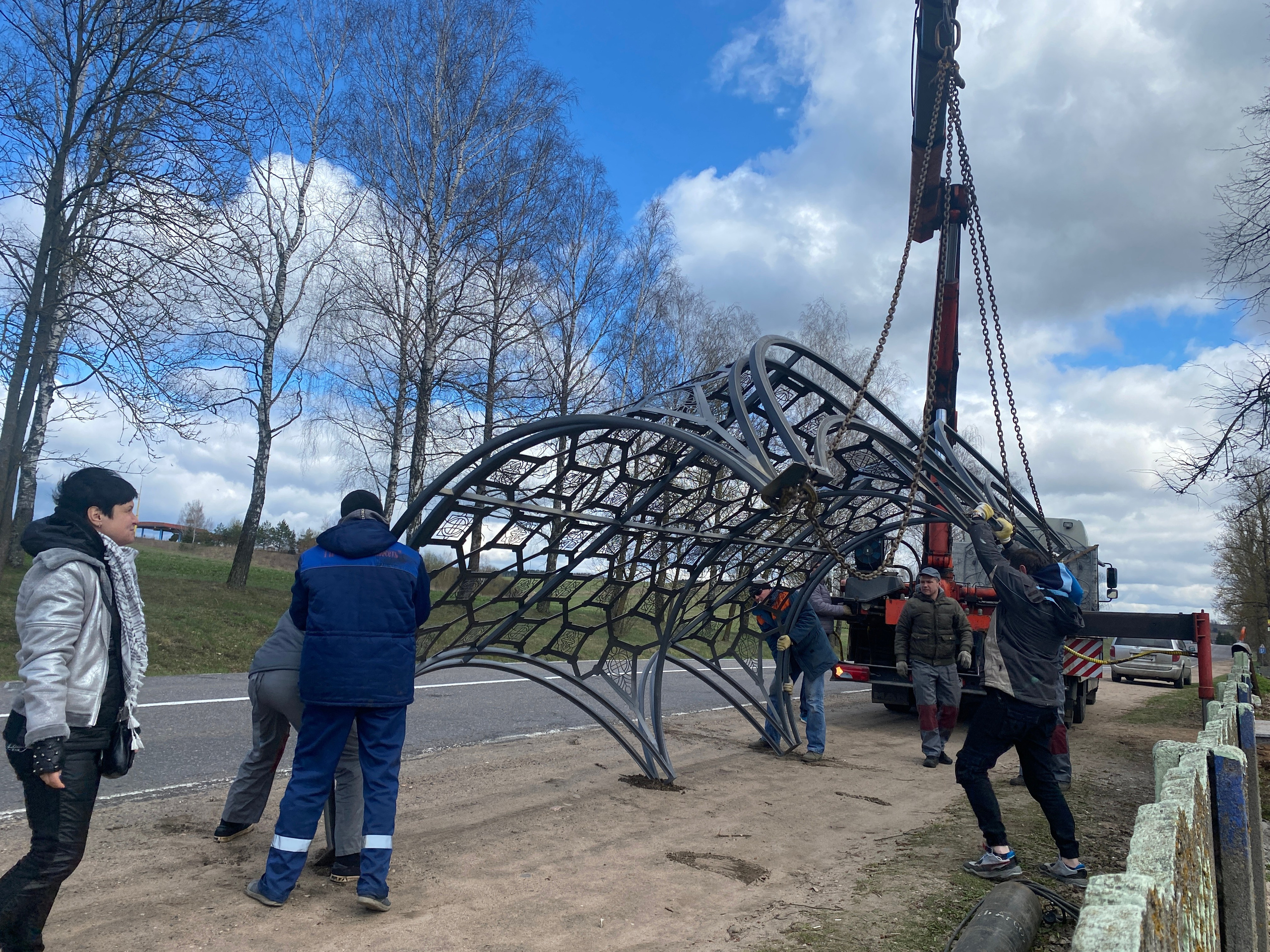 Архитектурная композиция «Красненский некрополь» в д. Красное Минской области. Протоиерей Фёдор Повный - идея и творческая концепция. Мария Тарлецкая - автор проекта и руководитель реализации. Анна Авгуль - витраж.  2020 г. Сталь, витражи, монолитный поликарбонат,  художественная ковка, лазерная резка, сварка. 