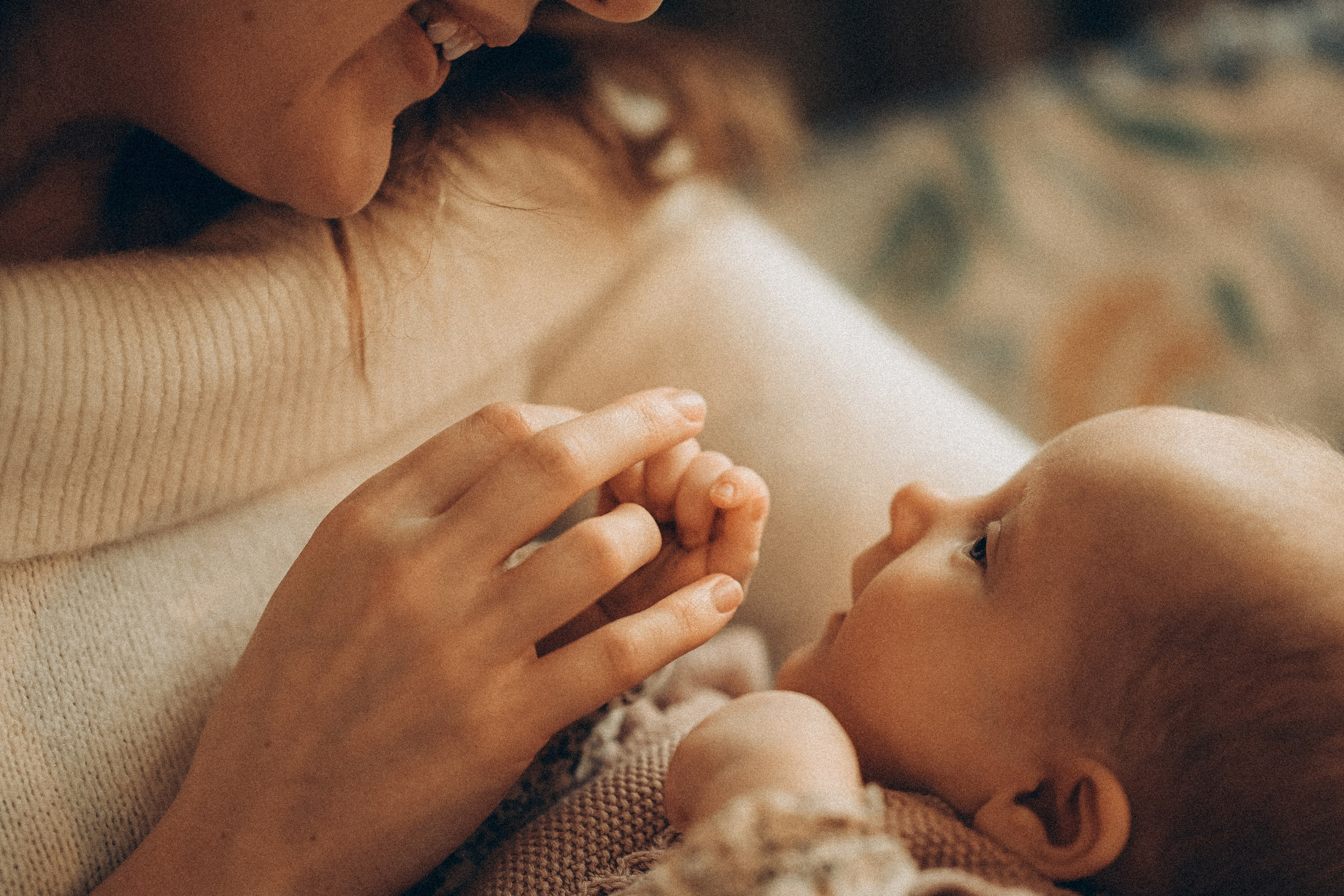 Home newborn session. Tania Gandrabur, photographer in West Midlands, England