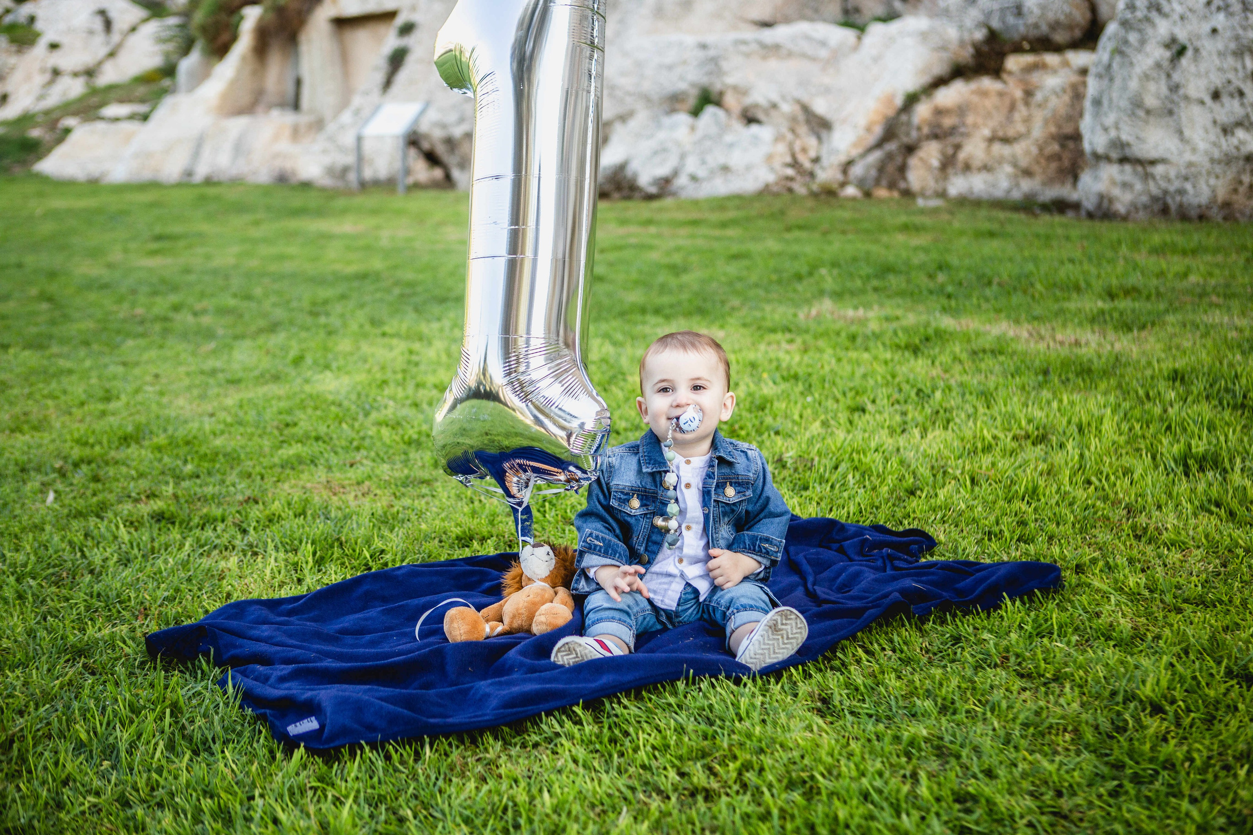 AT THE WALLS OF THE OLD CITY. PHOTOGRAPHER IN ISRAEL