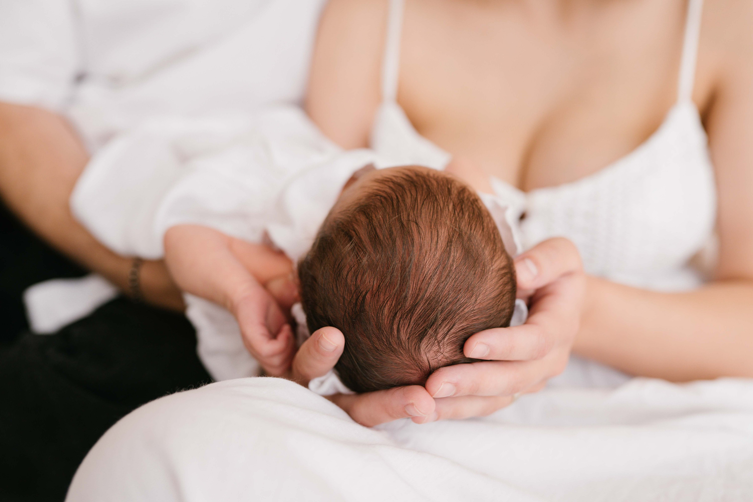 Inspira sesiune foto nou-nascut. Madalina Beda- Artist vizual, fotograf, doula la nastere, consultant babywearing Brasov si in toata tara