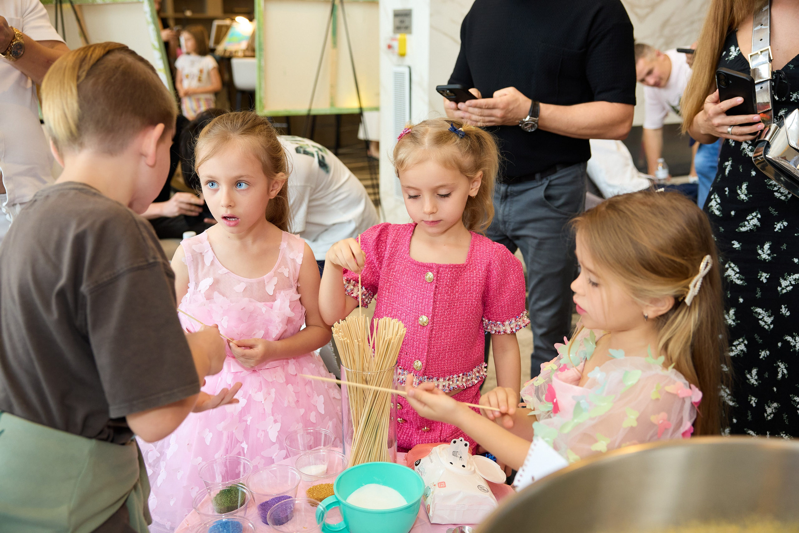 Авторская благотворительная художественная выставка Дианы Бортник. Фотограф Юлия Маковеева