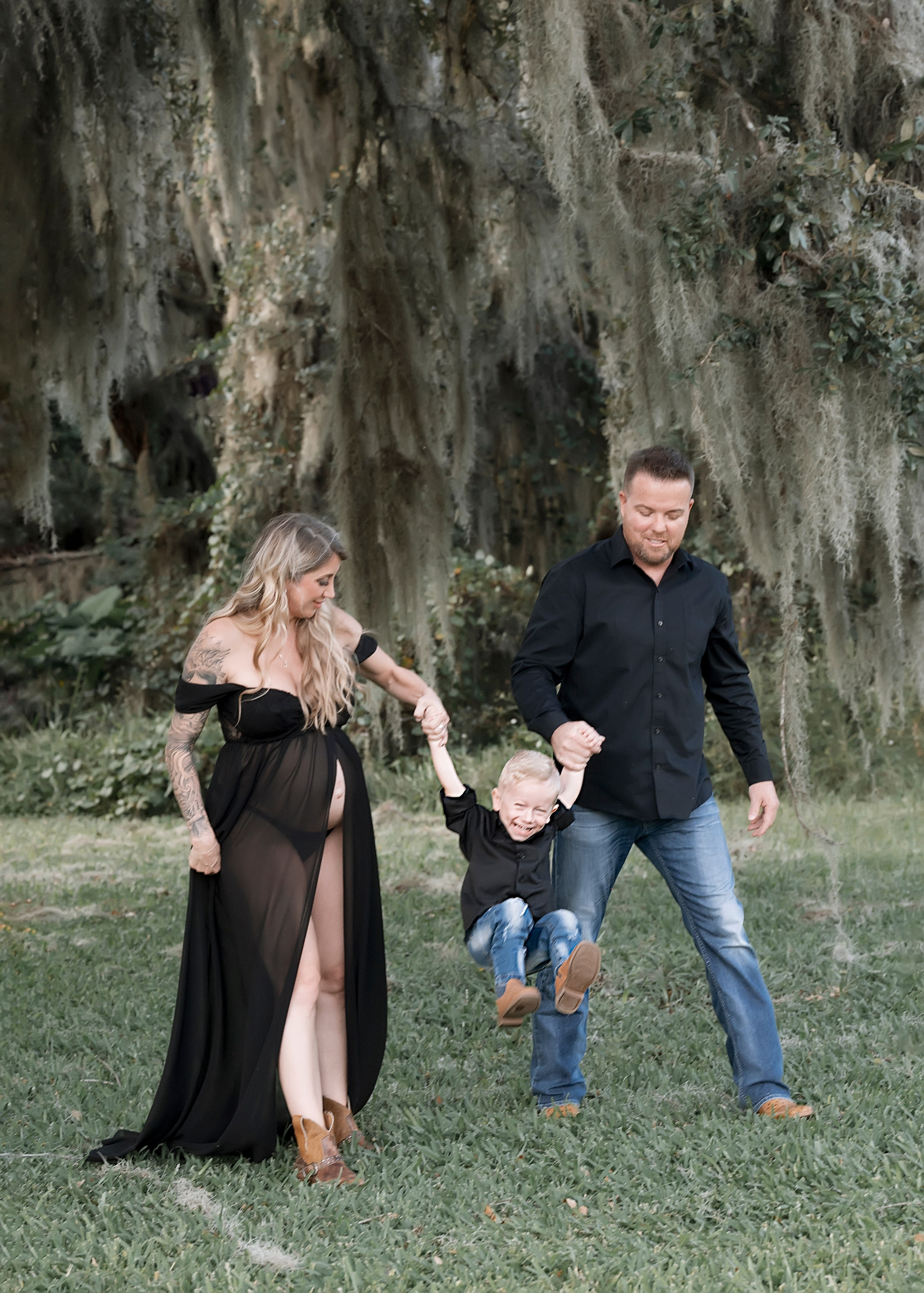 Maternity session outside. Portrait, kids and family photographer in Wesley Chapel Alina Alice Osipova