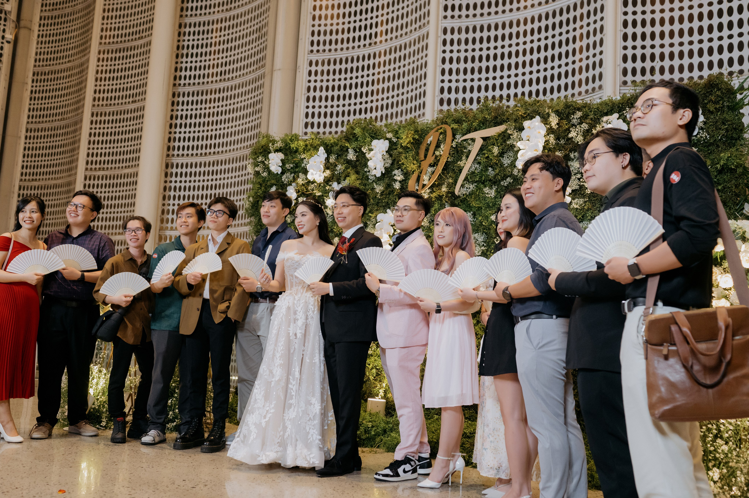 DAT & TU / Wedding Party. Saigon Wedding Present | Art Beyond Moments