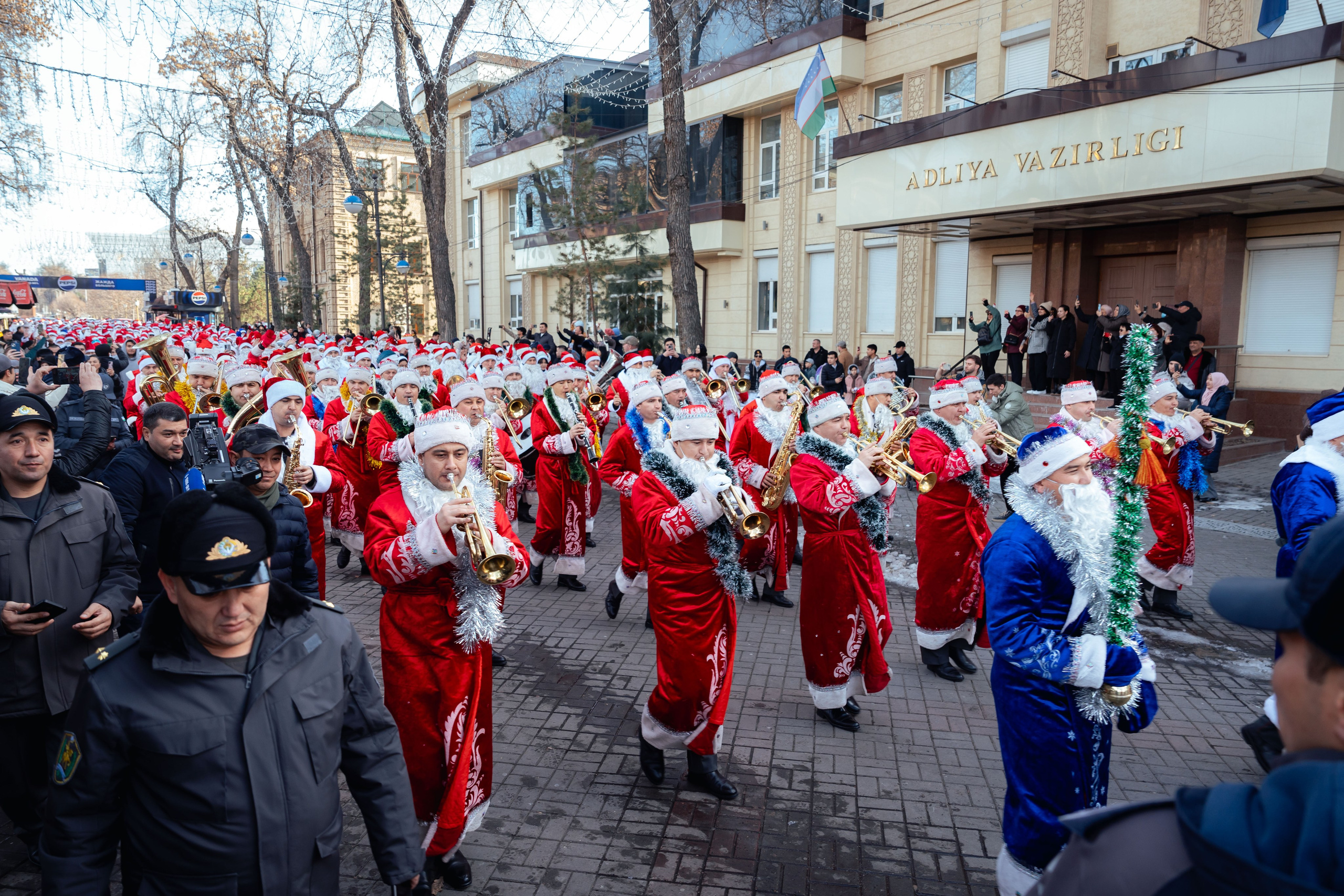 Парад Дедов Морозов. Георгий Намазов | Фотограф в Ташкенте