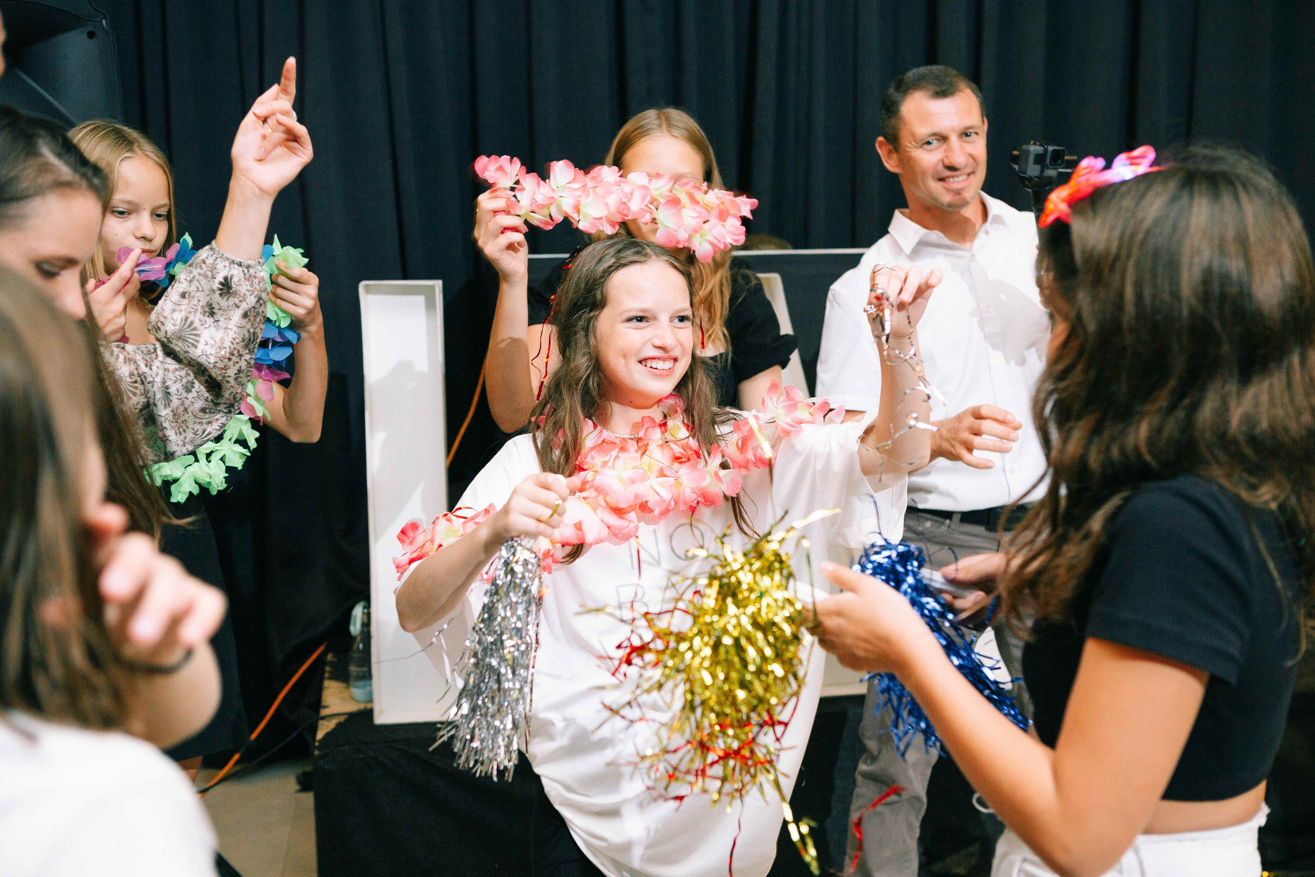 PARTY WITH FRIENDS. Https://shi-photo.com/