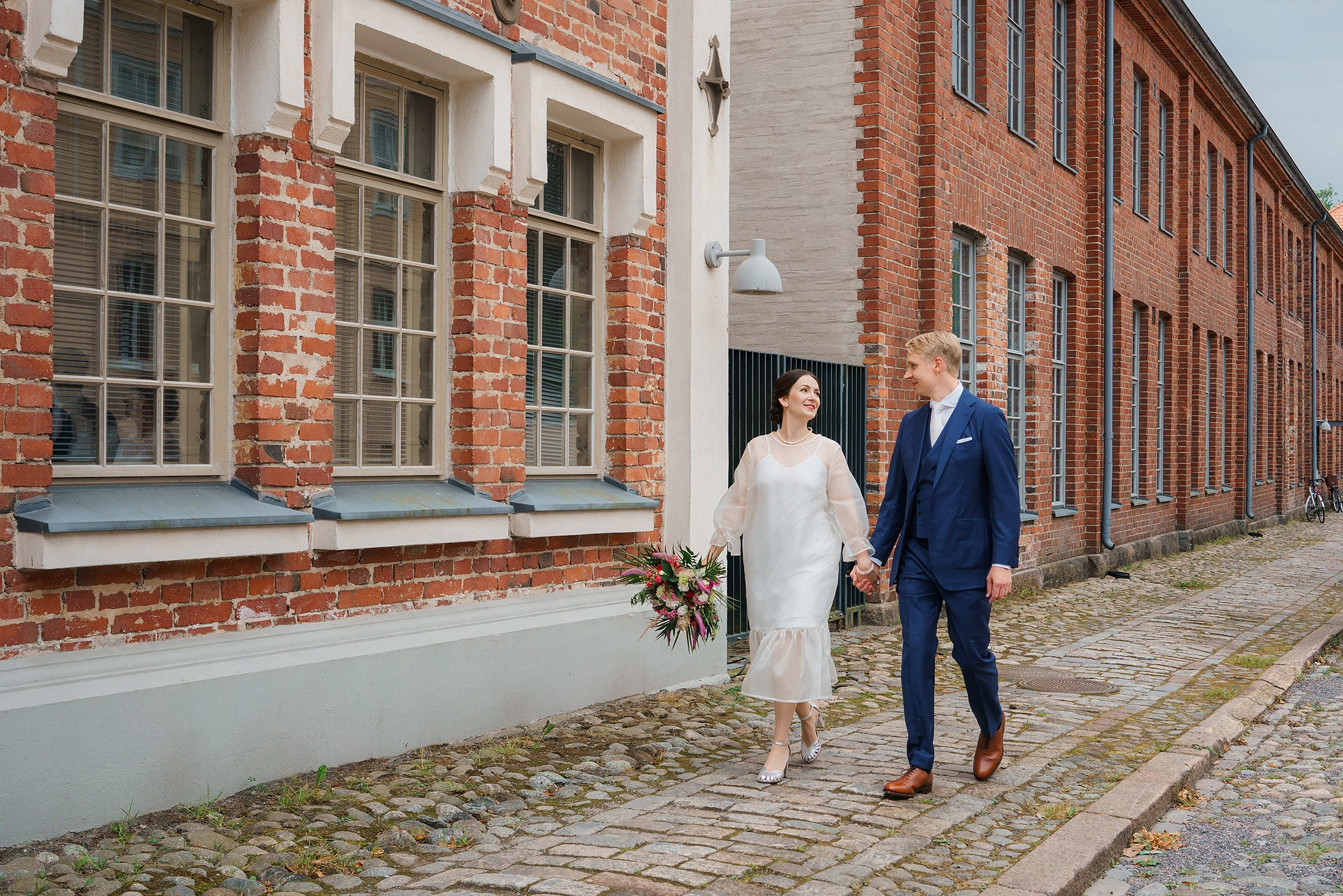 Kävelykuva hääparista 