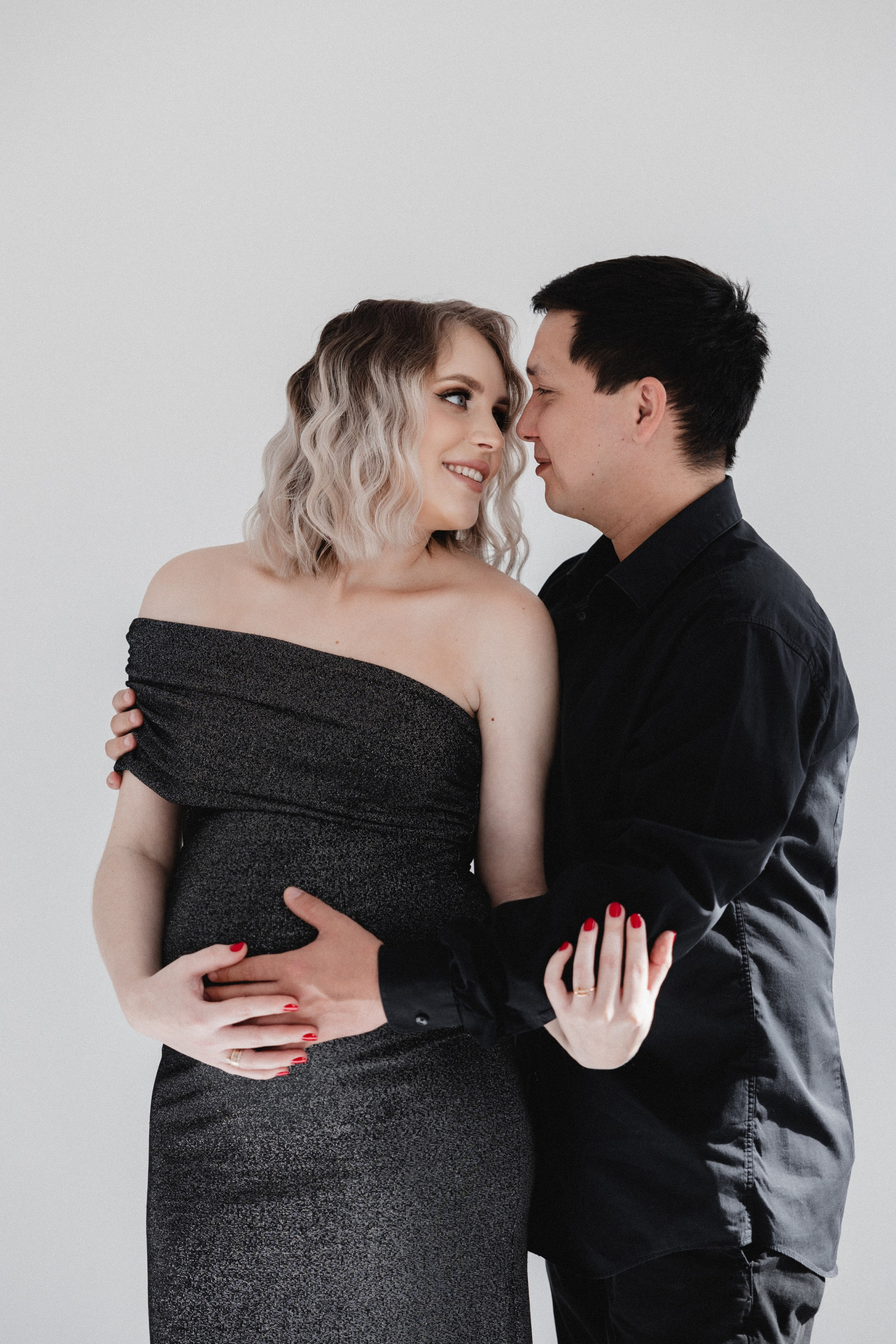 Babybauch Shooting im Fotostudio | Schwangerschaftsfotos in Bochum. Hochzeitsfotografin Bochum | Halyna Reiche Fotografie NRW