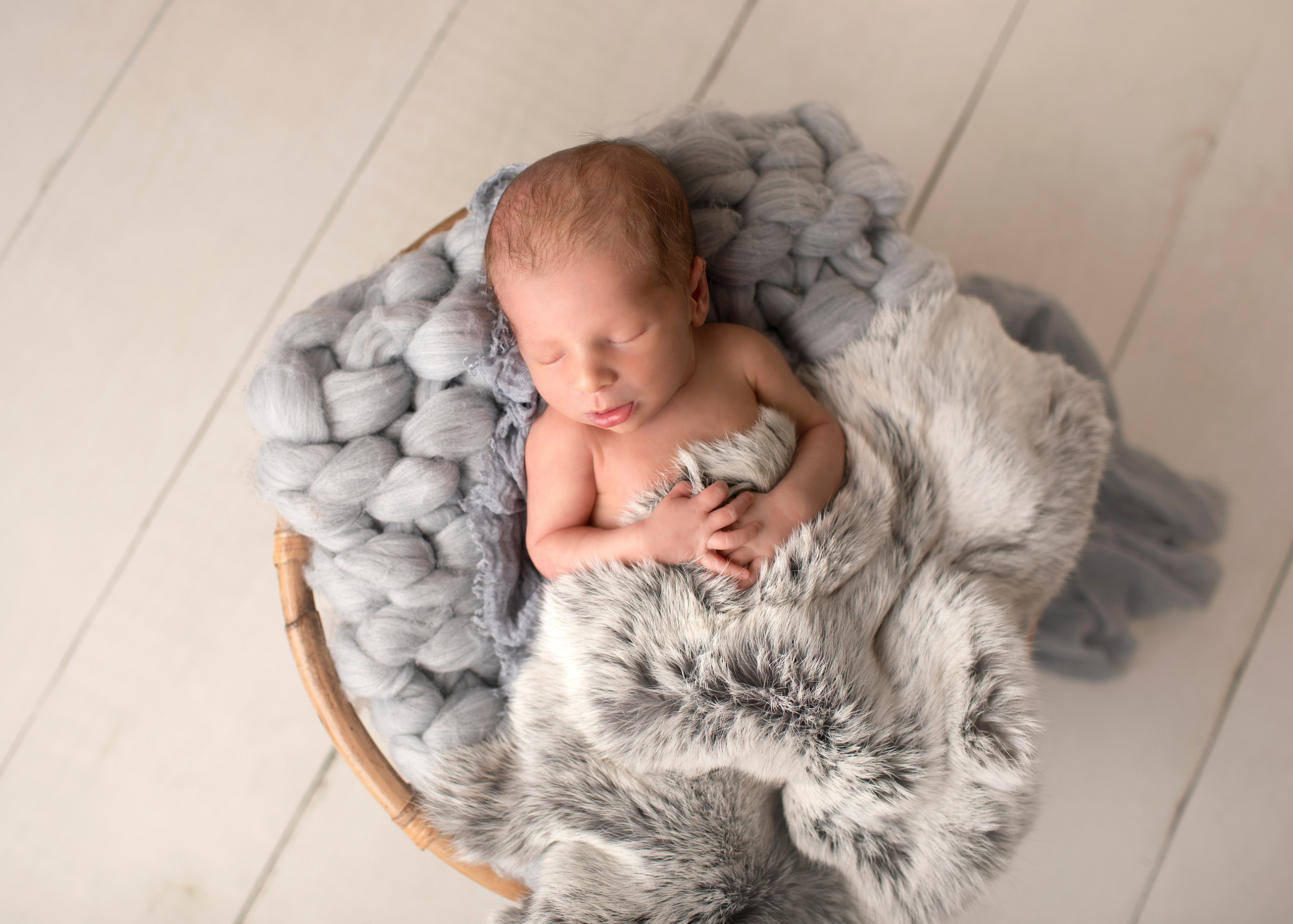 Familjens första fotografi från fototillfället med sin nyfödda bebis, ett minne som varar för evigt.