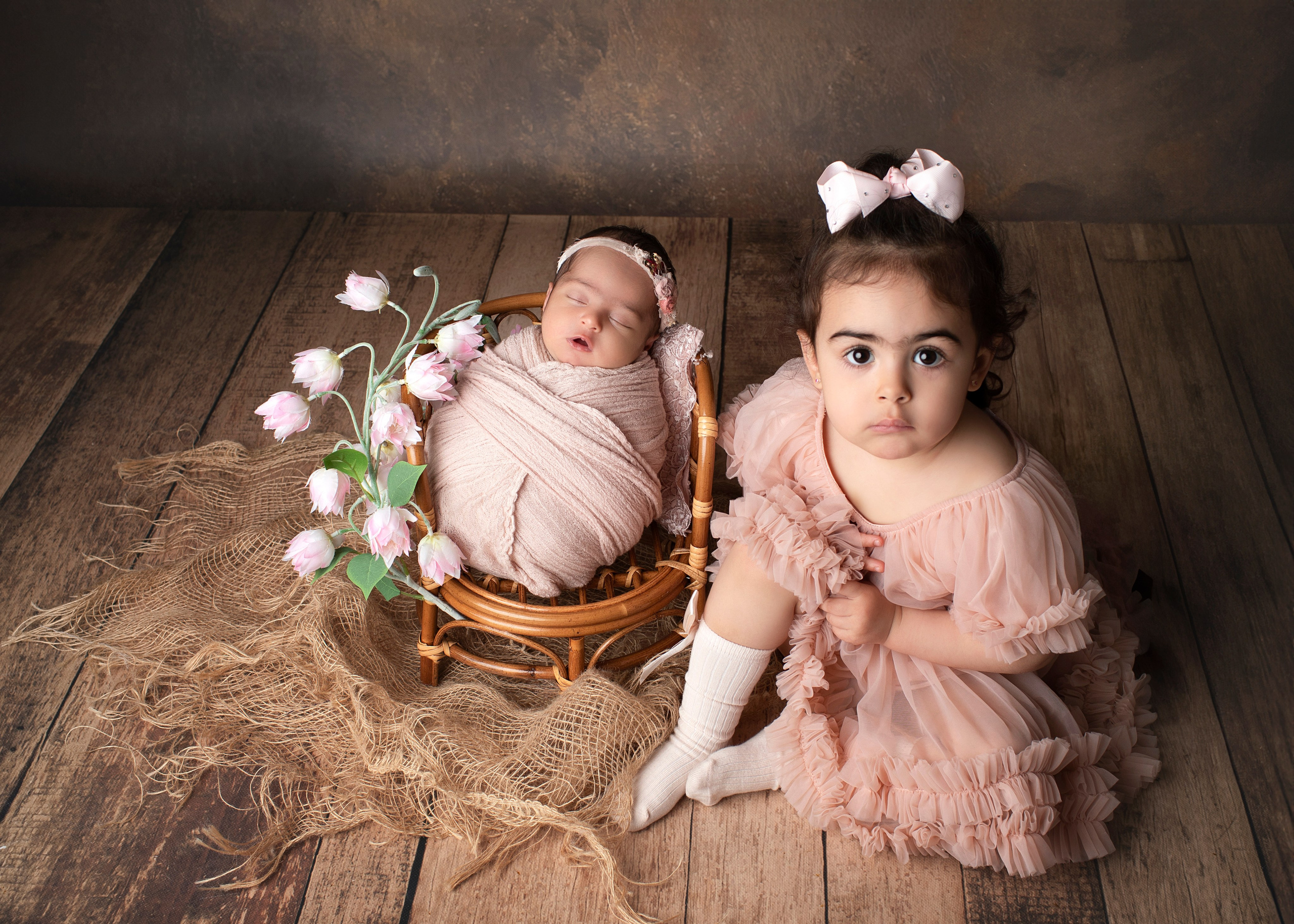 Storebror kramar sin lilla syster ömt, ett minnesvärt fotografi från fotostunden tillsammans.