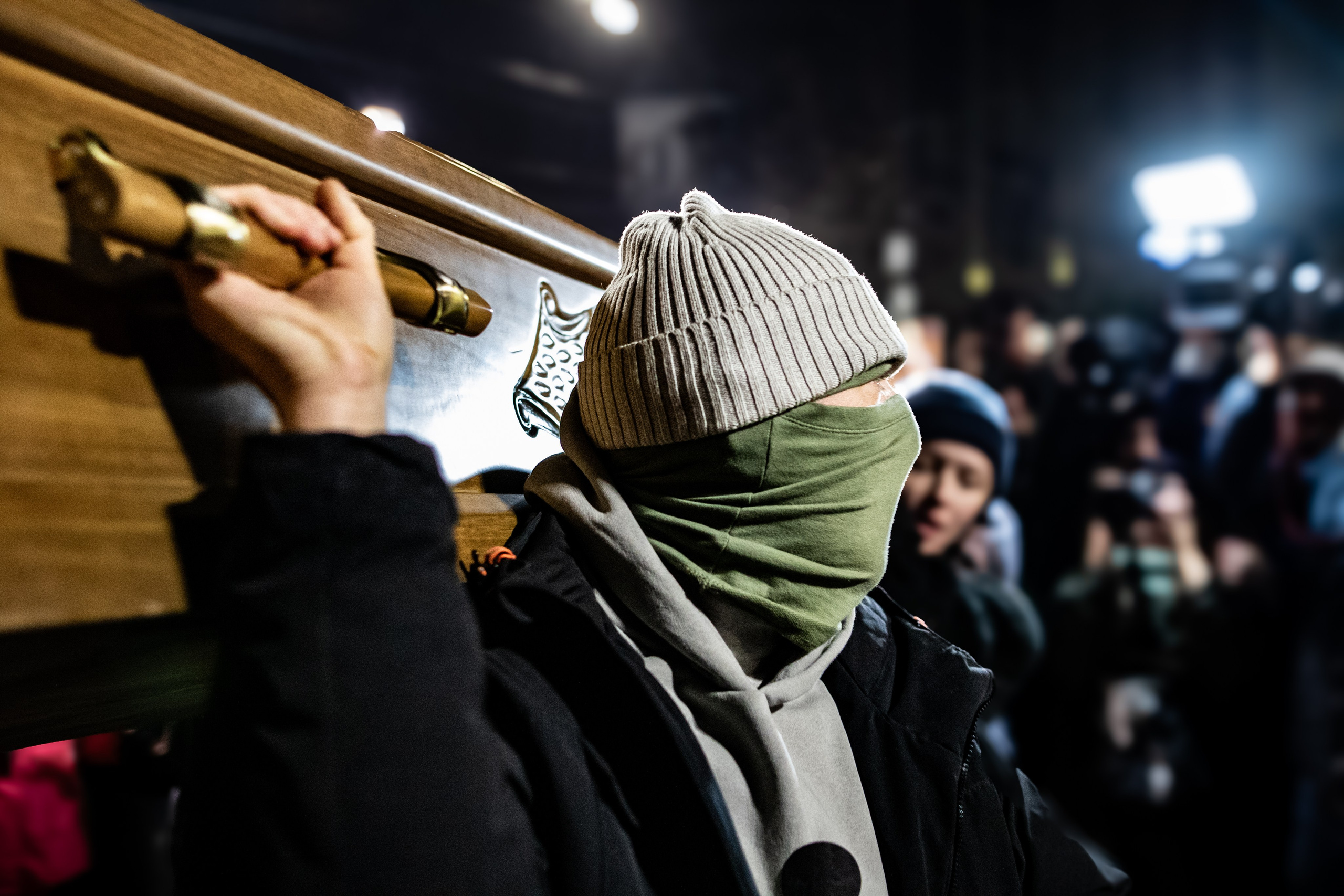 Un homme porte le cercueil avec une effigie de Bidzina Ivanishvili à l'intérieur. Le cercueil sera ensuite brûlé par les manisfestants.