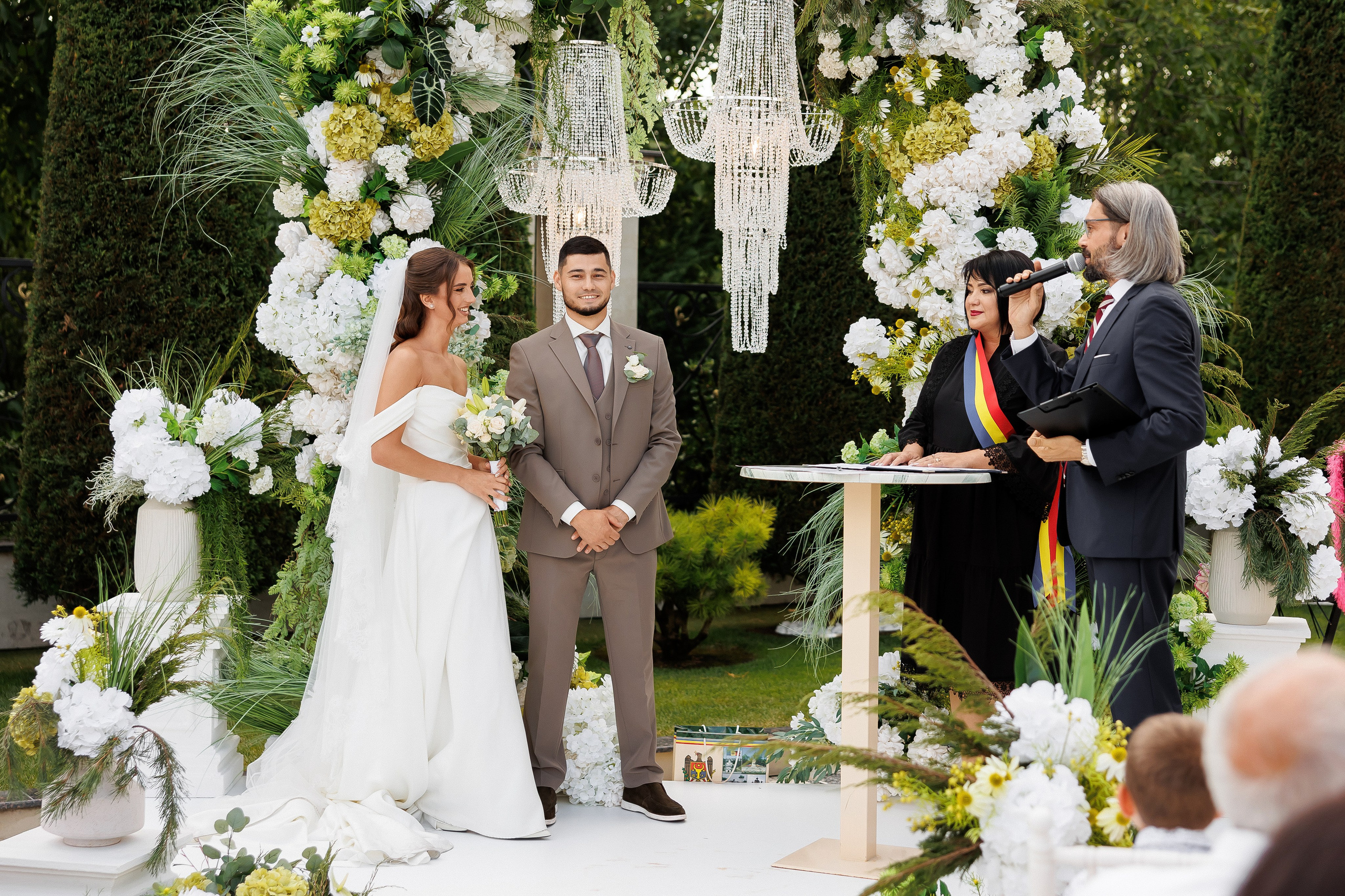 Eugen & Livia — Grand Elysee — Wedding Day. Servicii Foto și Video 067188353