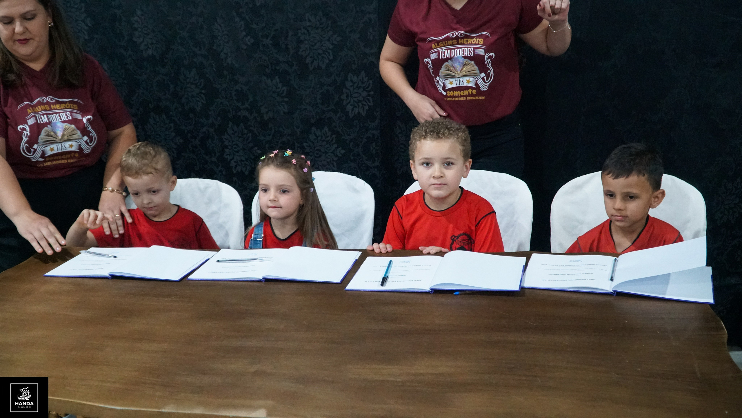 Noite autógrafos colégio Aurélio Buarque de Holanda. Handa Produções