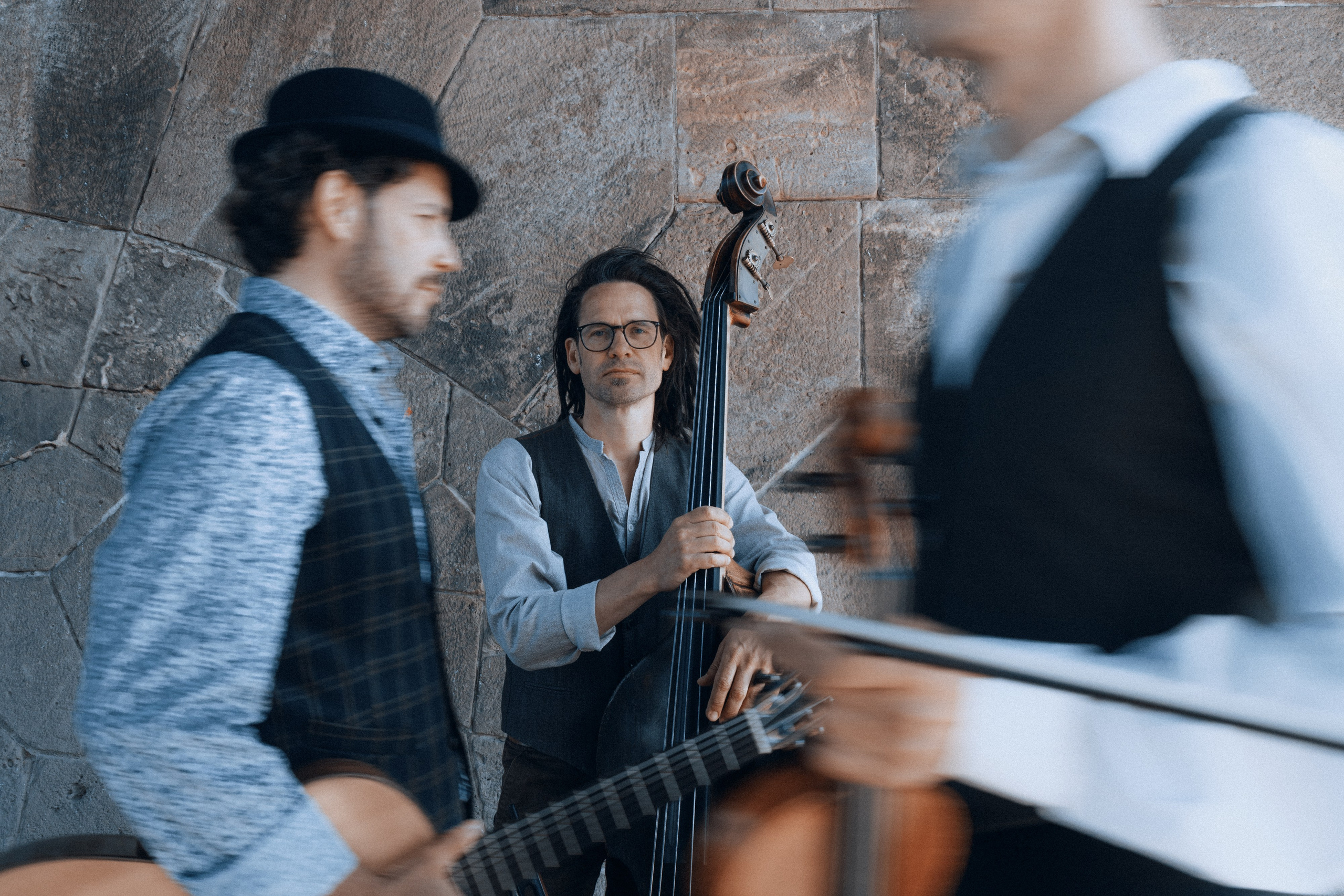 Kontrabassist und Geiger im Gespräch, Szene mit Bewegungsunschärfe