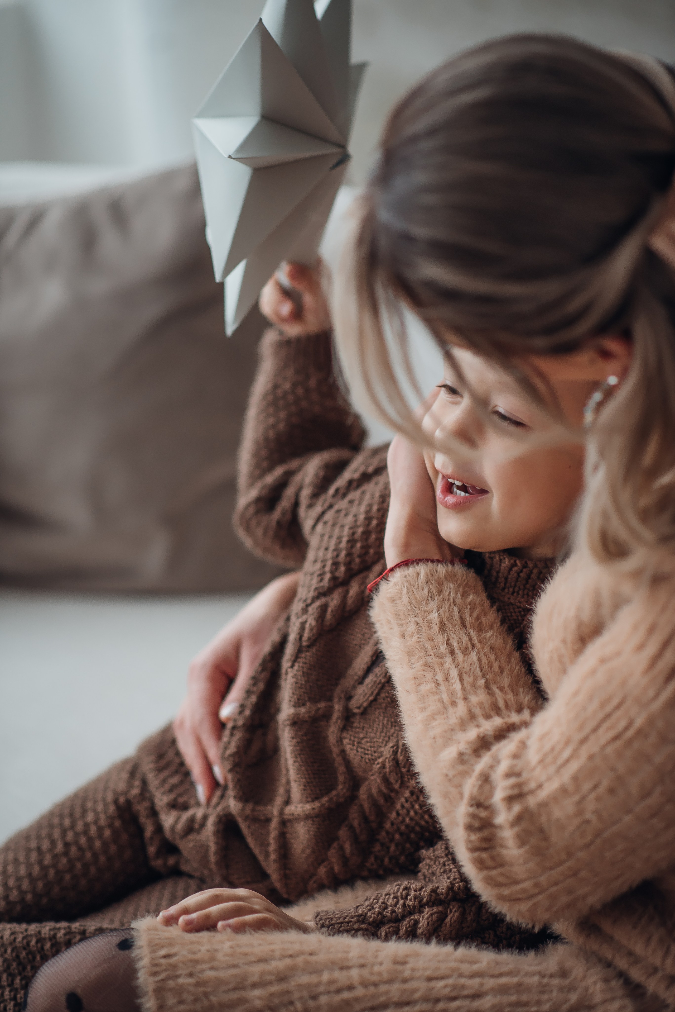 Fotosesijos studijoje. Aukse Stravi fotografė