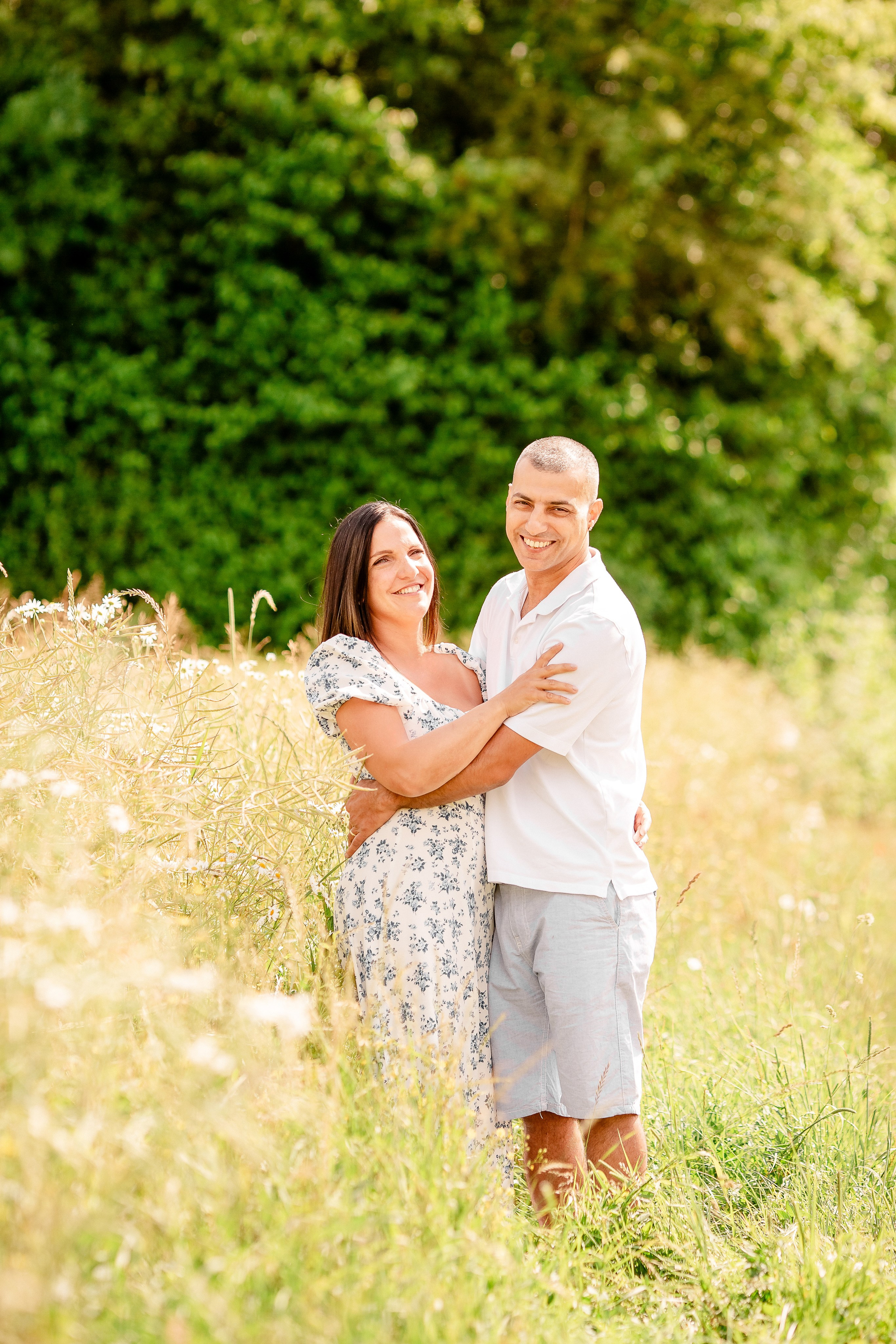 Natürliche Familienbilder am Sommer. Professionele fotografin in Münsingen Olesia Wegele