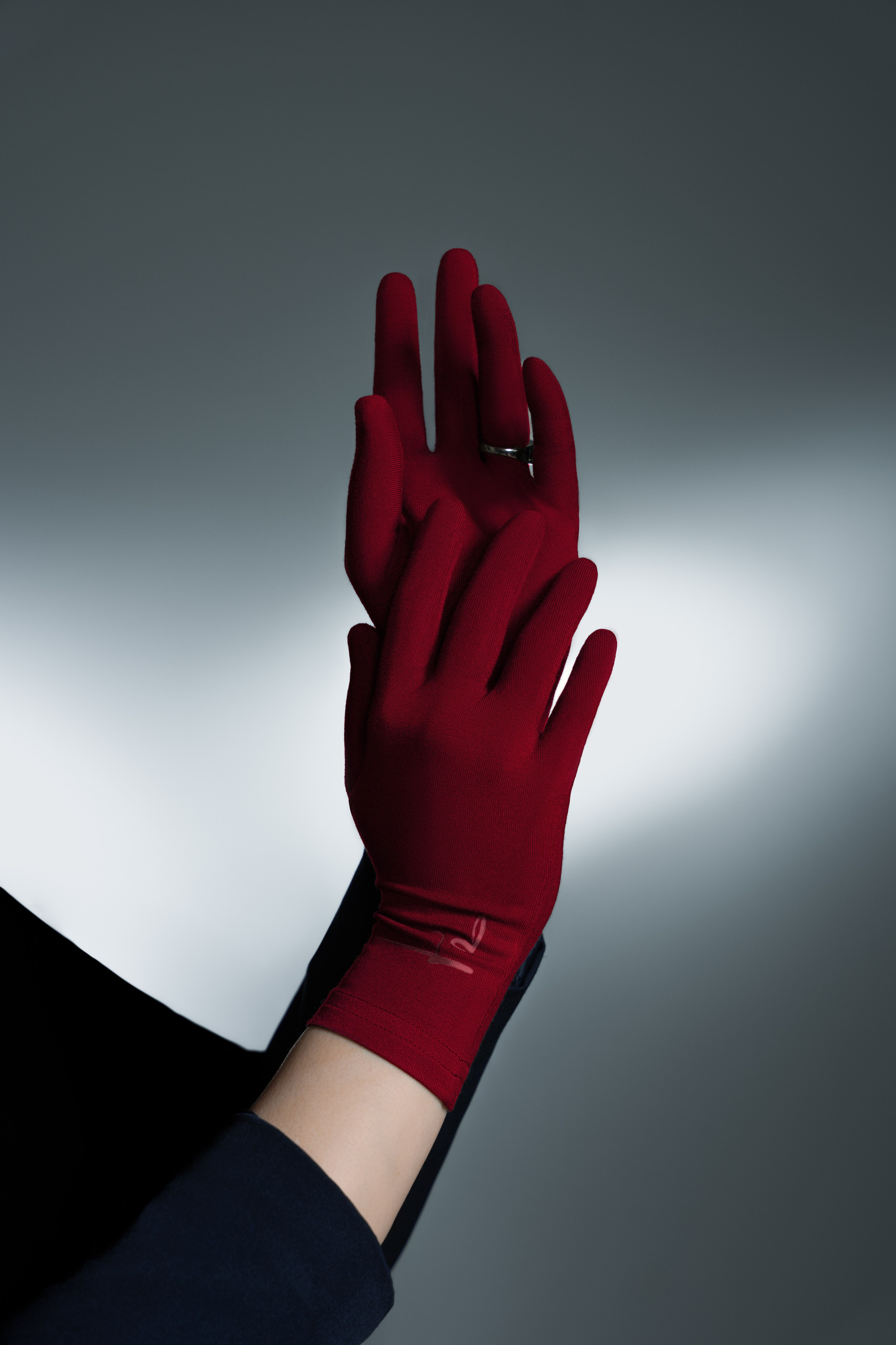 KALMTHREAD organic Gloves. Hanna Asaulova — Fashion Photographer in Vilnius | Professional Fashion Photography