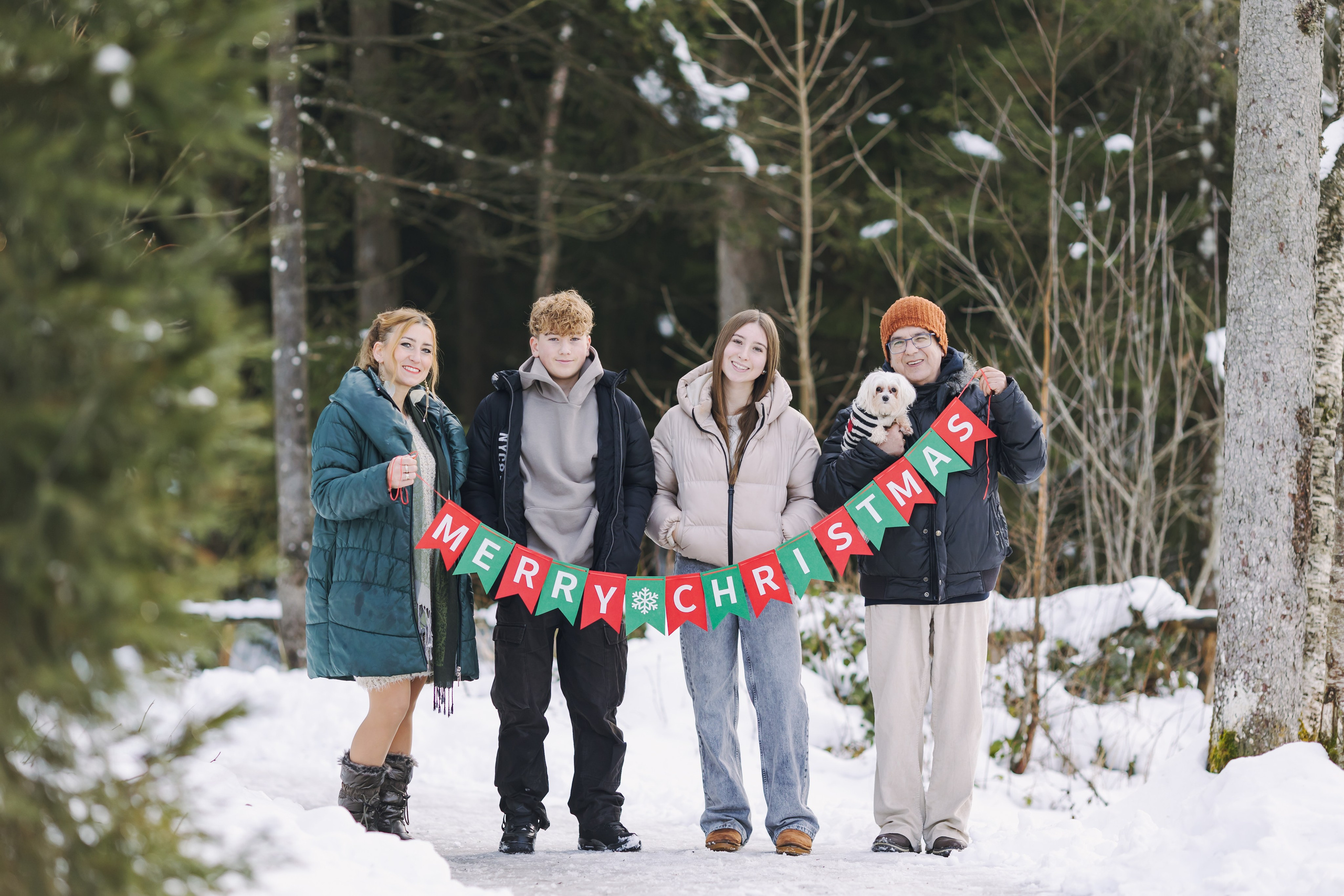 Weihnachts-Fotoshooting im Freien. Adelya Tomin