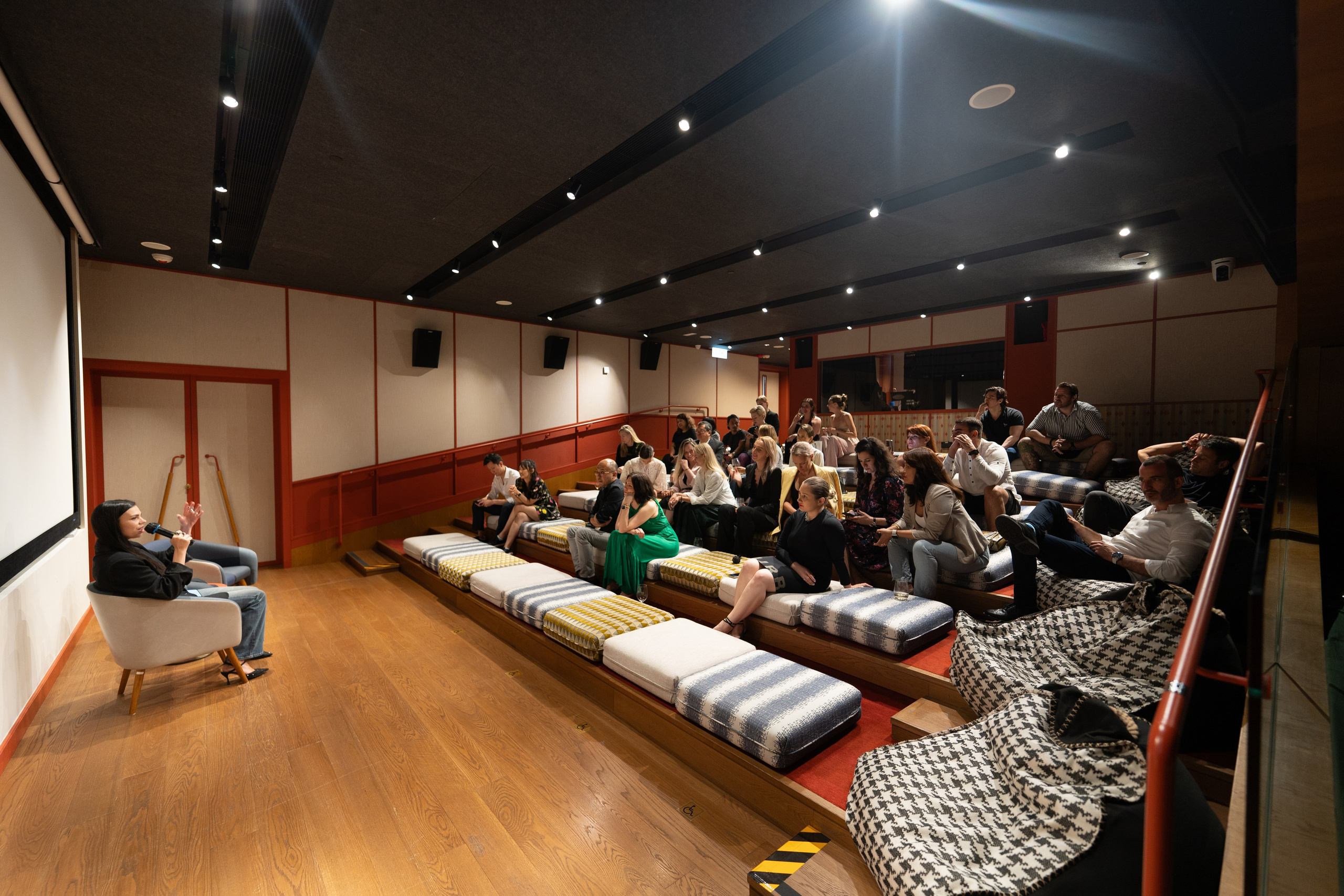 KRISP. PRODUCTION MOVIE PREMIER. ФОТОГРАФ В ГОНКОНГЕ (СВАДЬБЫ, FASHION, СЕМЕЙНЫЕ, МЕРОПРИЯТИЯ, ФОТОПРОГУЛКИ)