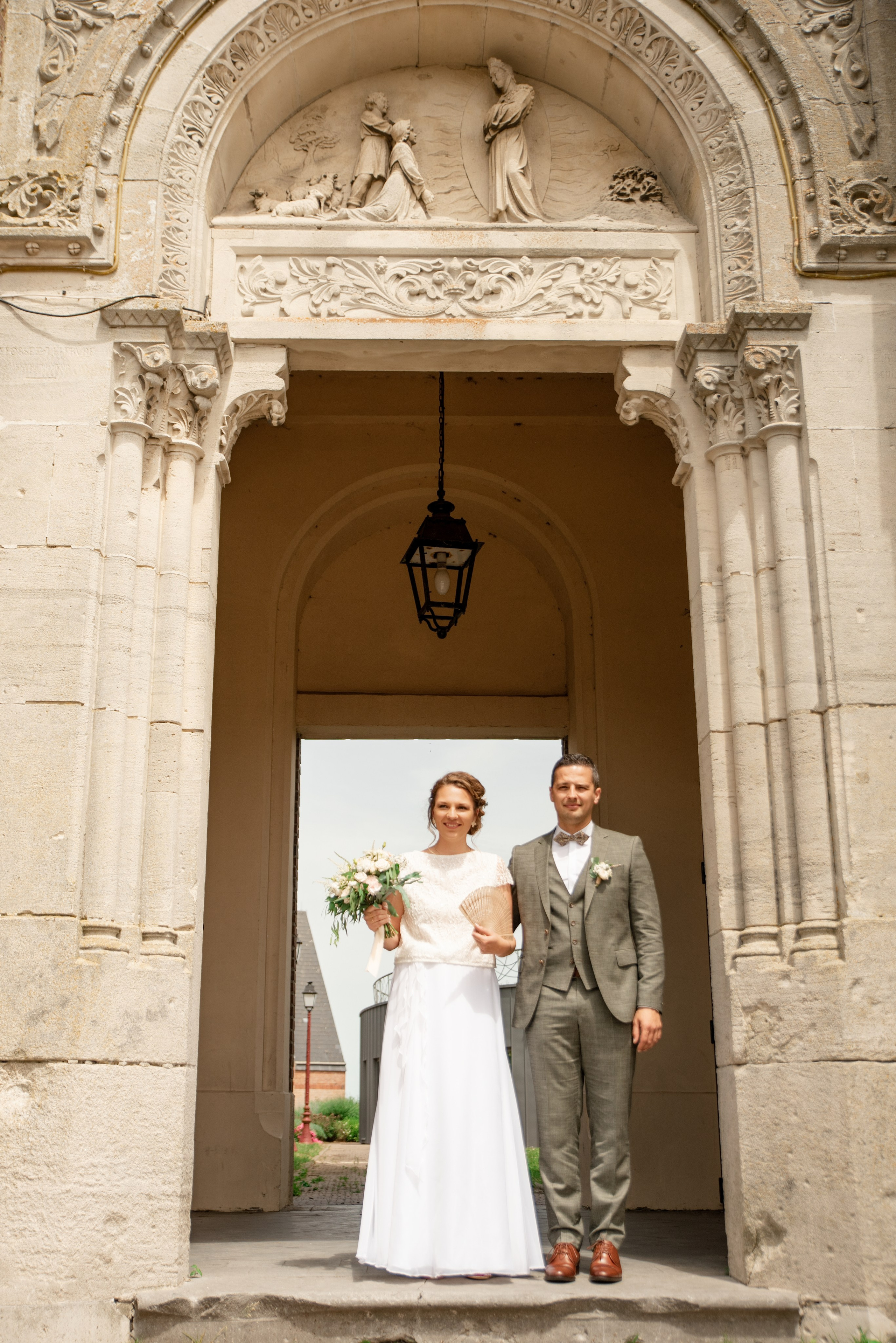Shooting mariage avec arche florale sur terrasse ensoleillée à Cannes