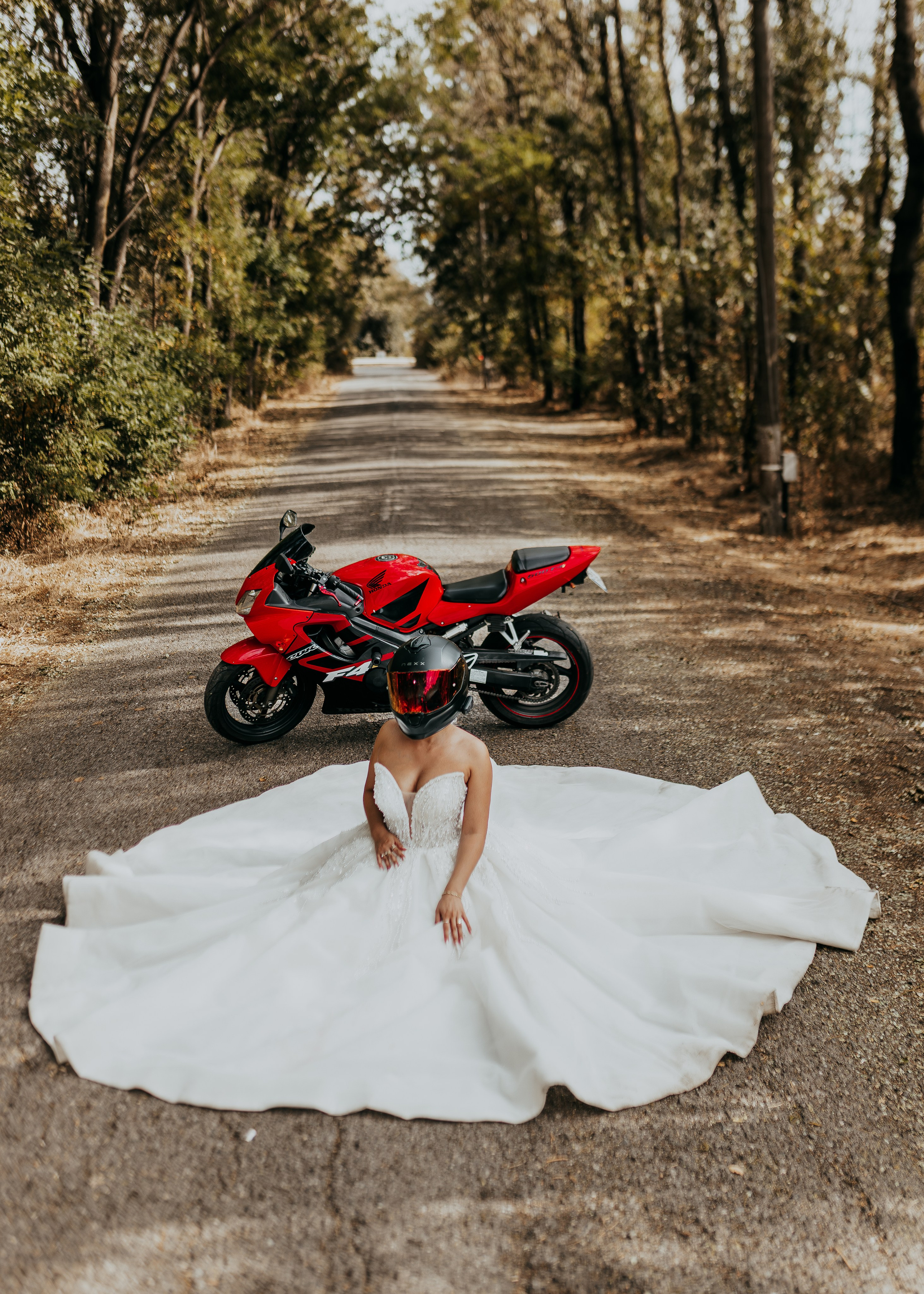 Trash the Dress cu motocicliști — ședință foto de poveste. Lucian Dedeu — Fotograf de nuntă și eveniment