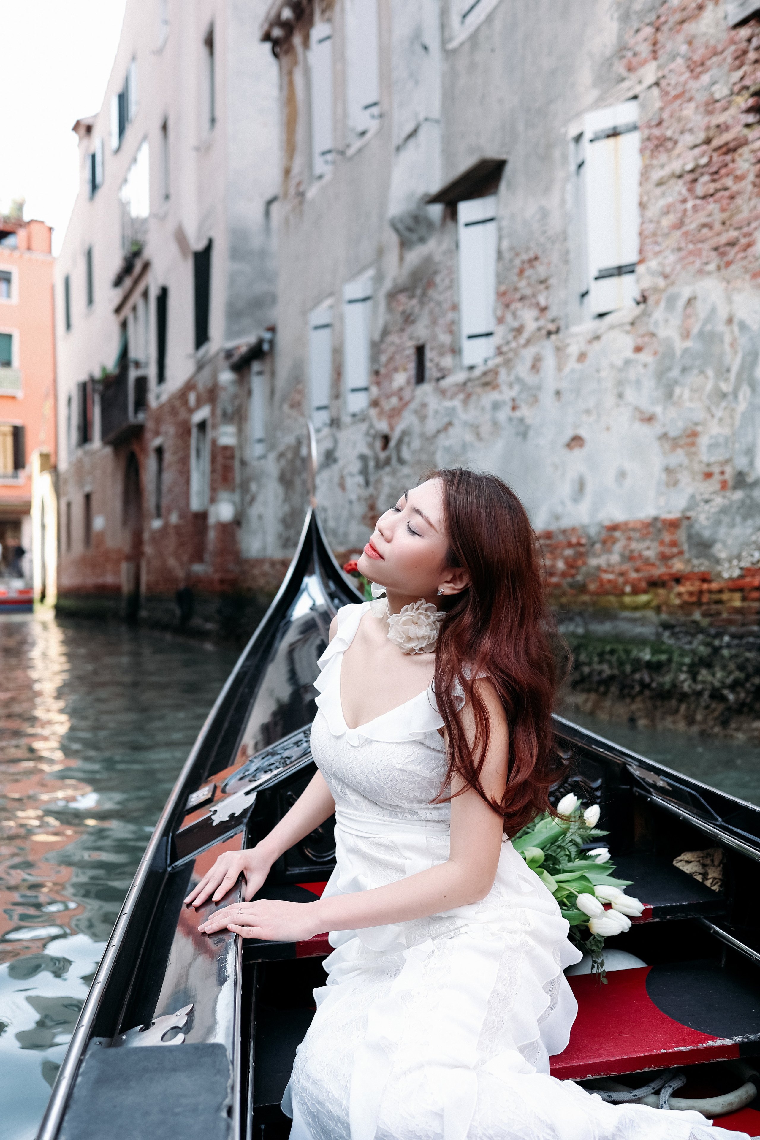 Gondola ride wedding photos