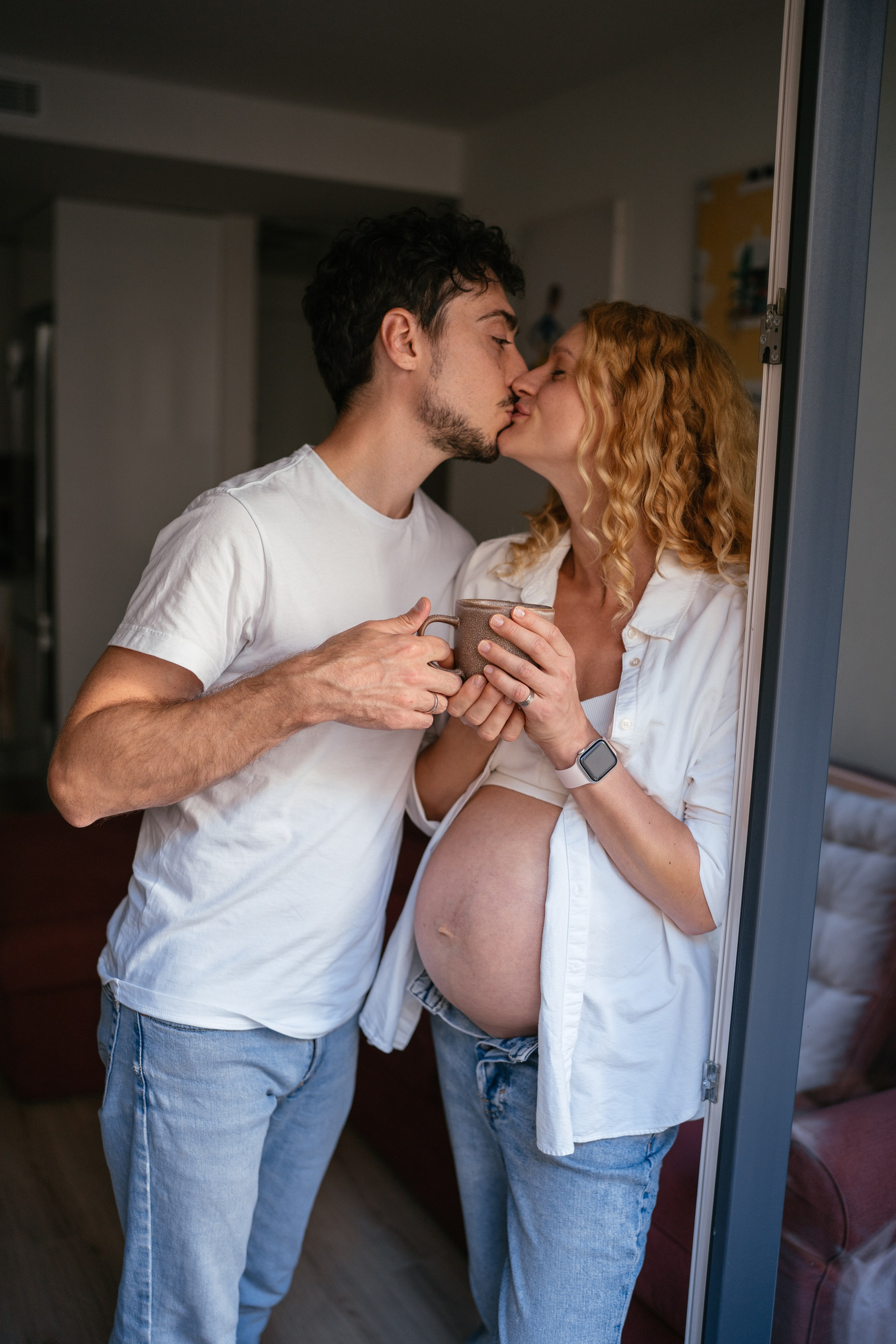 Candid pregnancy photoshoot in the park. Photographer in Madrid, Spain. Alyona Belyaninova