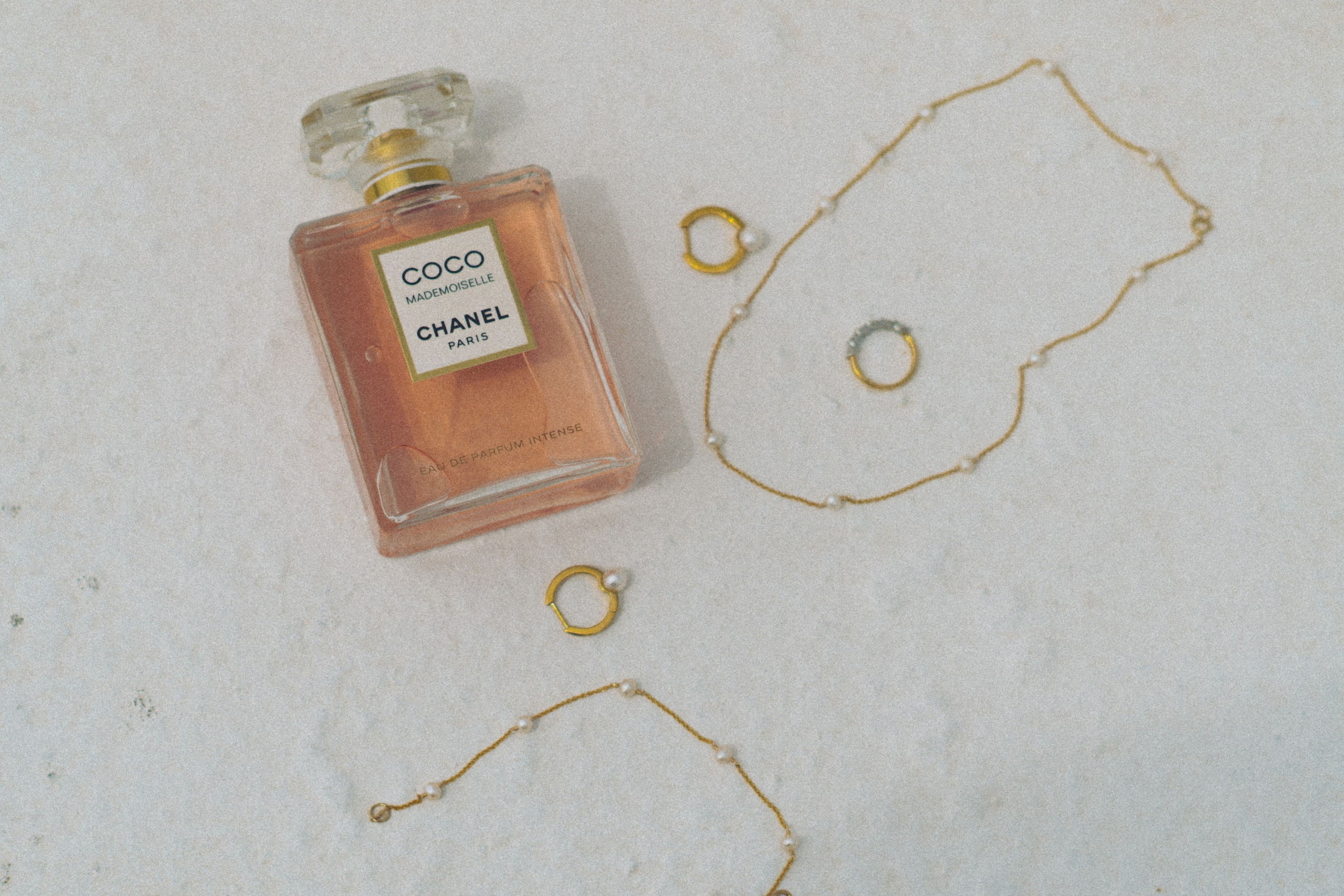 Fahid and Seher in Santorini. Photographer in Greece Kristina