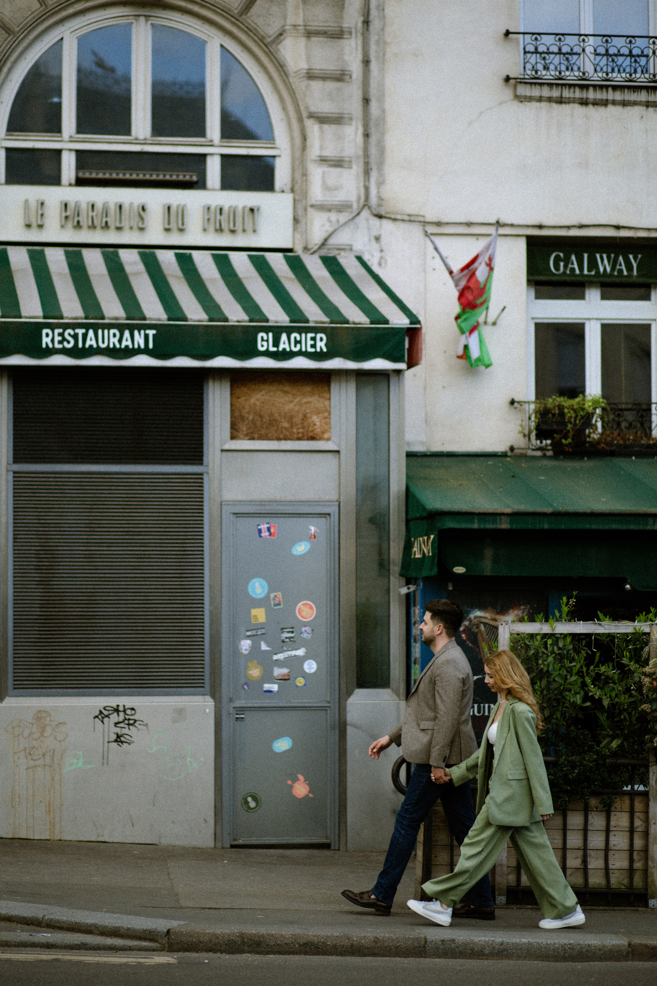 Couple Photo Walk in Paris — Romantic Lifestyle Photography. Paris Wedding Photographer