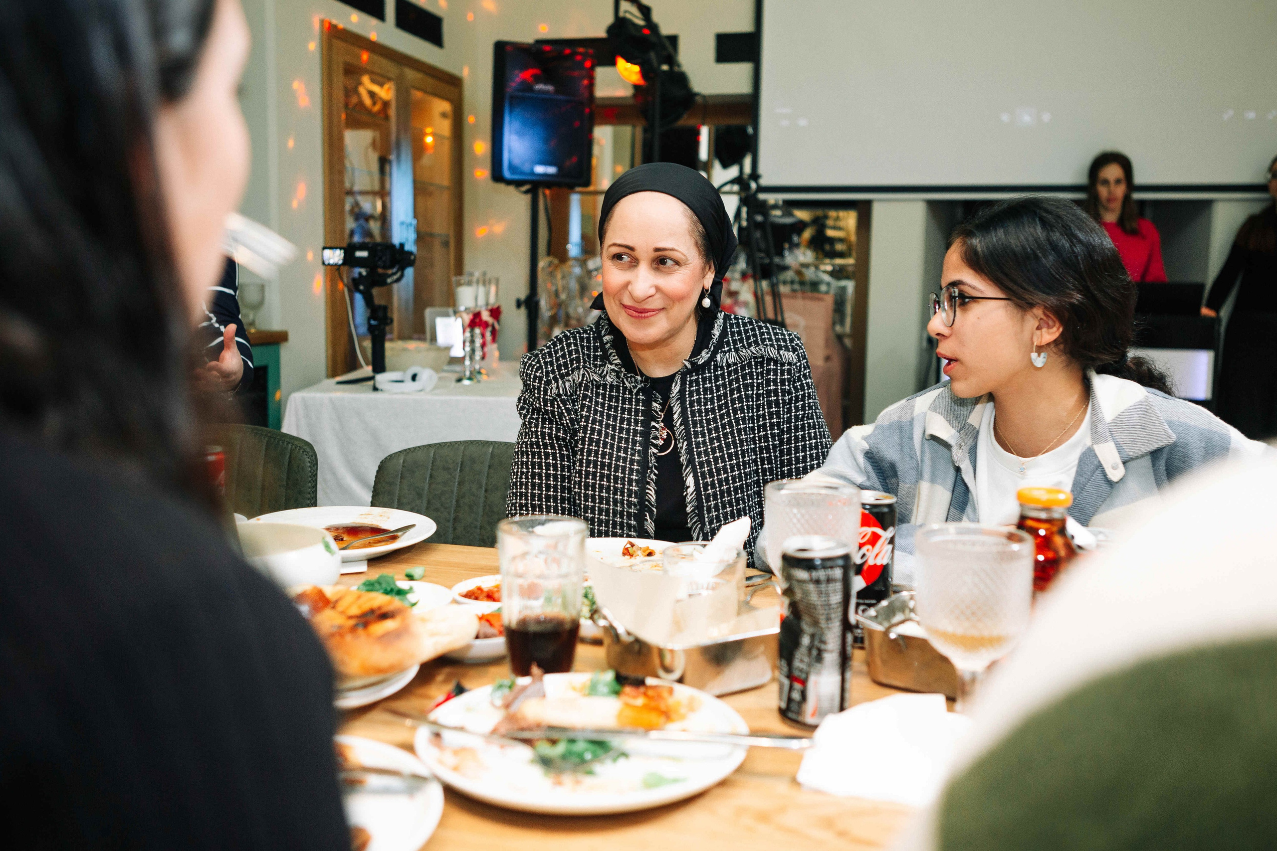 PARTY IN A RESTAURANT WITH THE WHOLE FAMILY. Https://shi-photo.com/