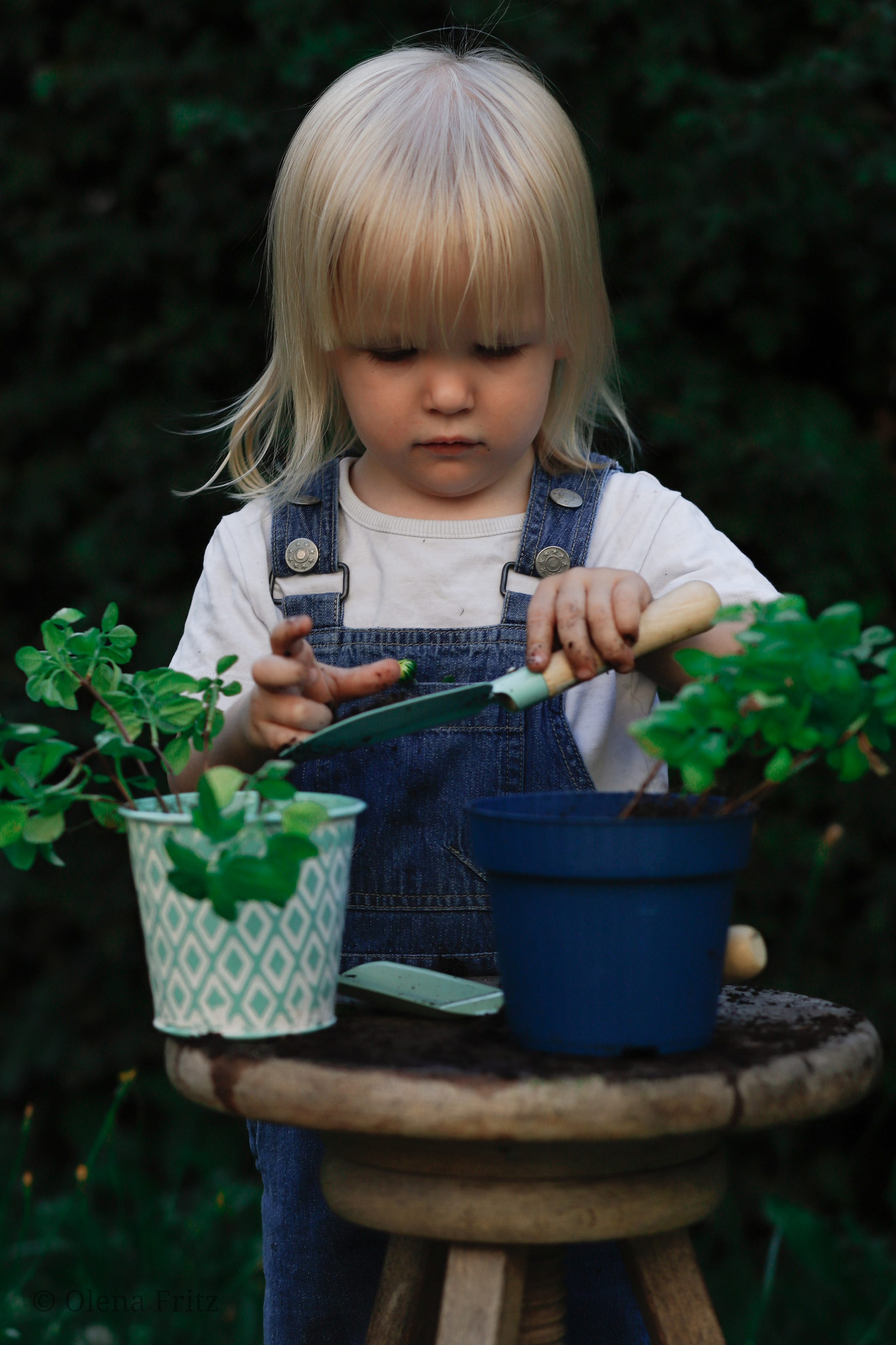 Mädchen im Garten. Olena Fritz Fotografie