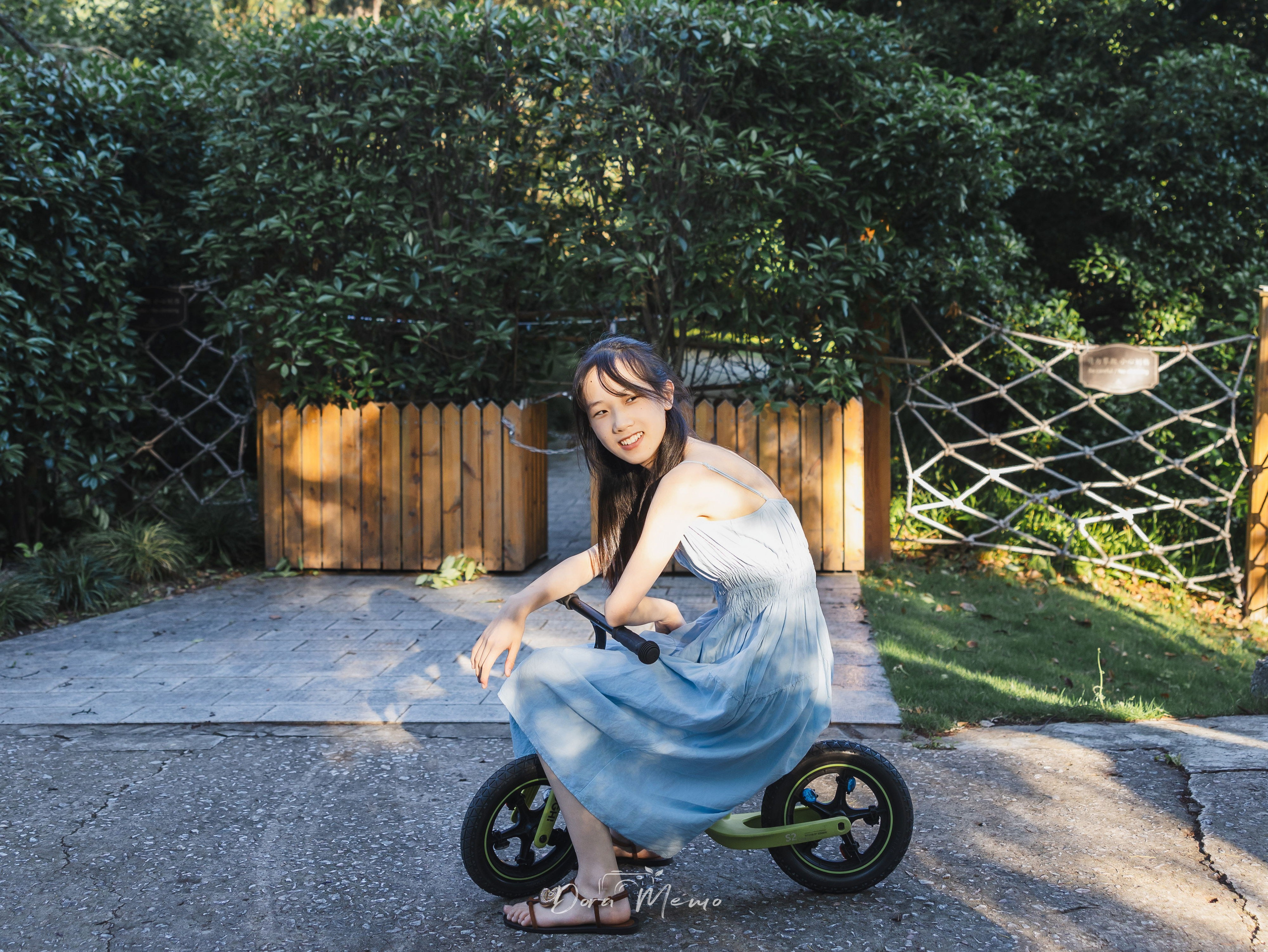 Sitting on a small bike, casual, side light | Sitting on a bicycle, relaxed and casual, Shanghai teen portrai