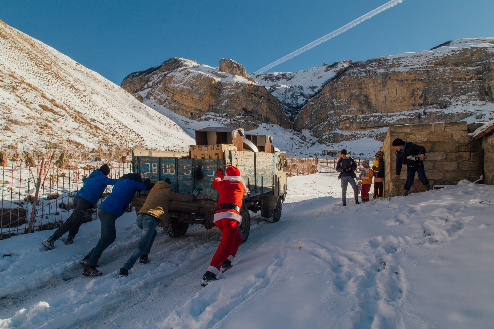 Şaxta Baba Ucqar Dağ Kəndlərində - Sosial Layihə. Bakıda Peşəkar Tədbir, Love Story və Təbiət Fotoqrafı — Elşən Baba