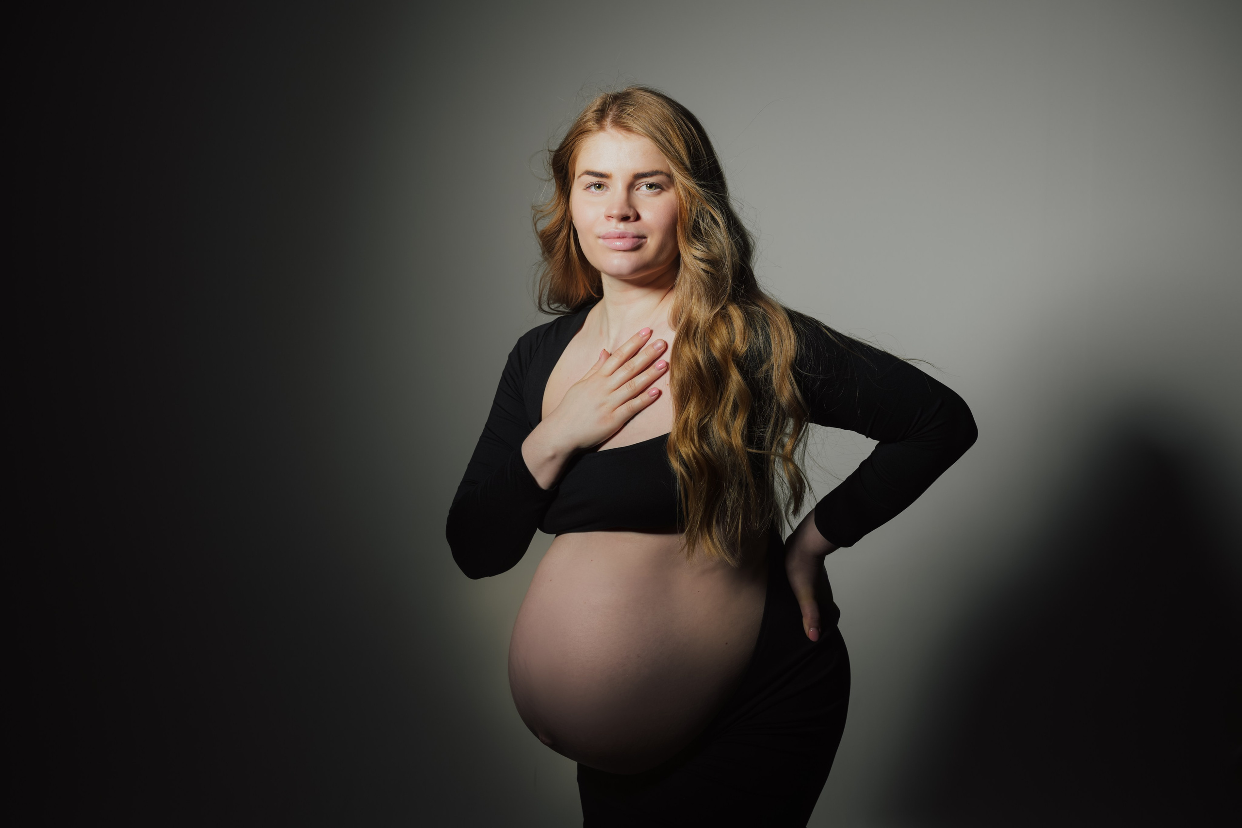 Gravidbilder handler om mer enn selve fotograferingen – de handler om følelsene akkurat nå. Glede. Forventning. Spenning. Og kjærligheten til et lite menneske dere snart skal få møte.