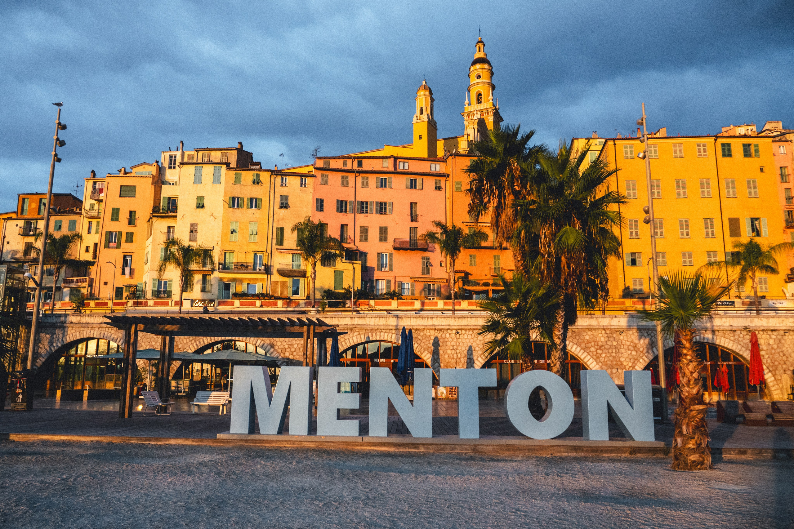 Lever de soleil à Menton. Photographe sur Cote d’Azur. Portraits de familles, couples, enfants, événements