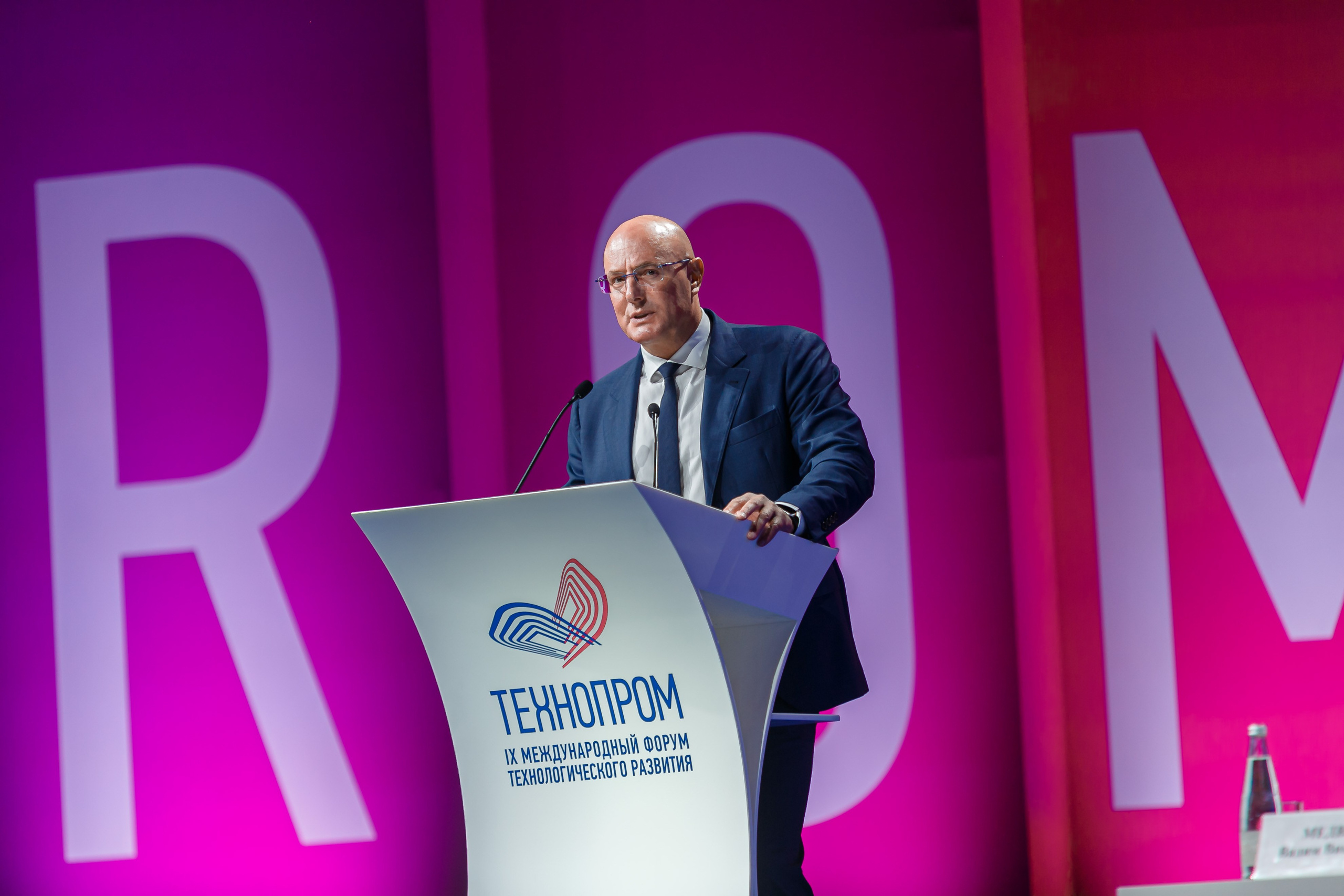 Foro Internacional de Desarrollo Tecnológico. Fotógrafo de retrato, familia y reportajes en Valencia | España | Europa Vitalii Lumier