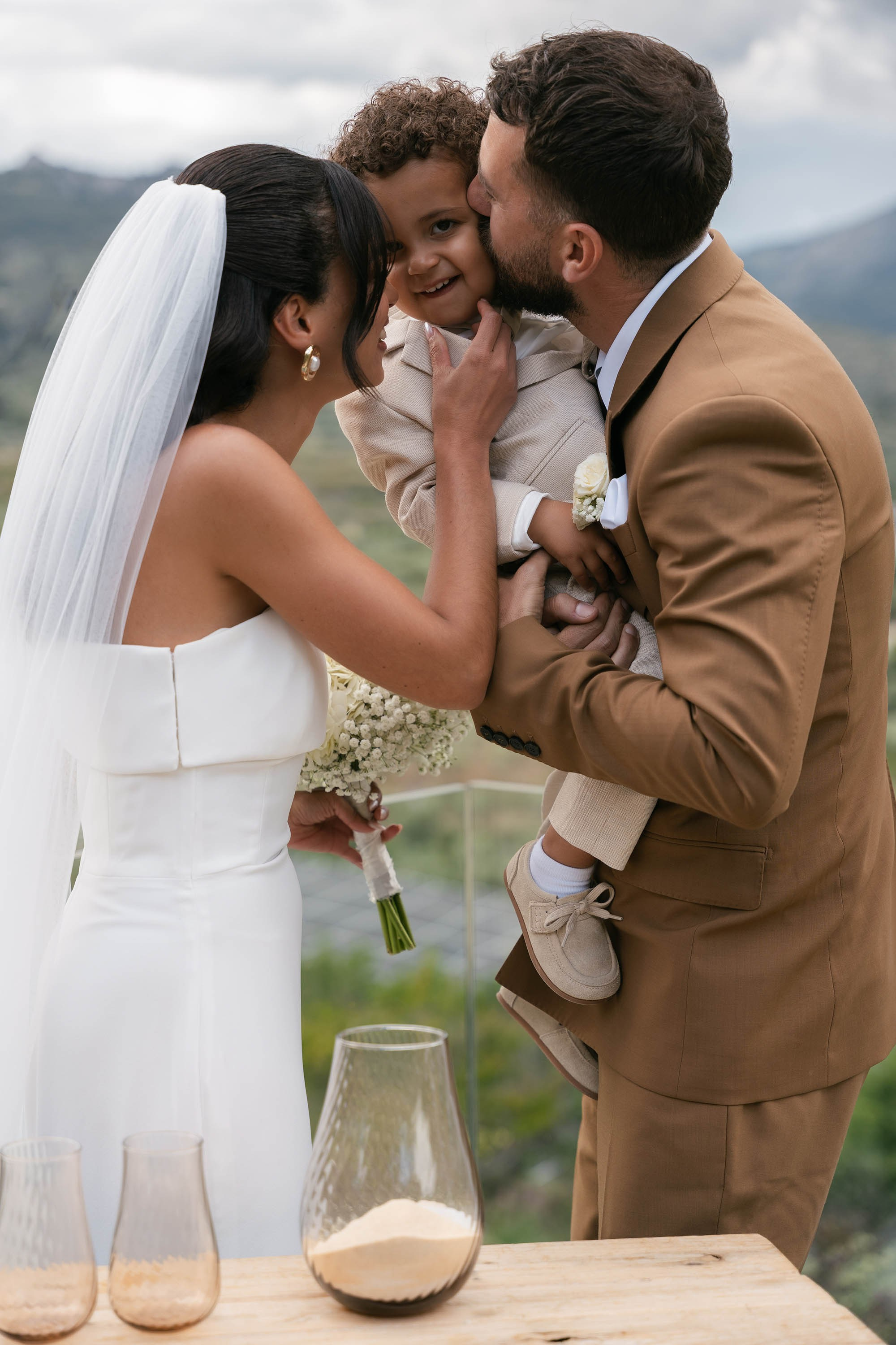 Sarah and Theo — VIVOOD. Fotógrafos de bodas de destino y creadores de contenido con base en España