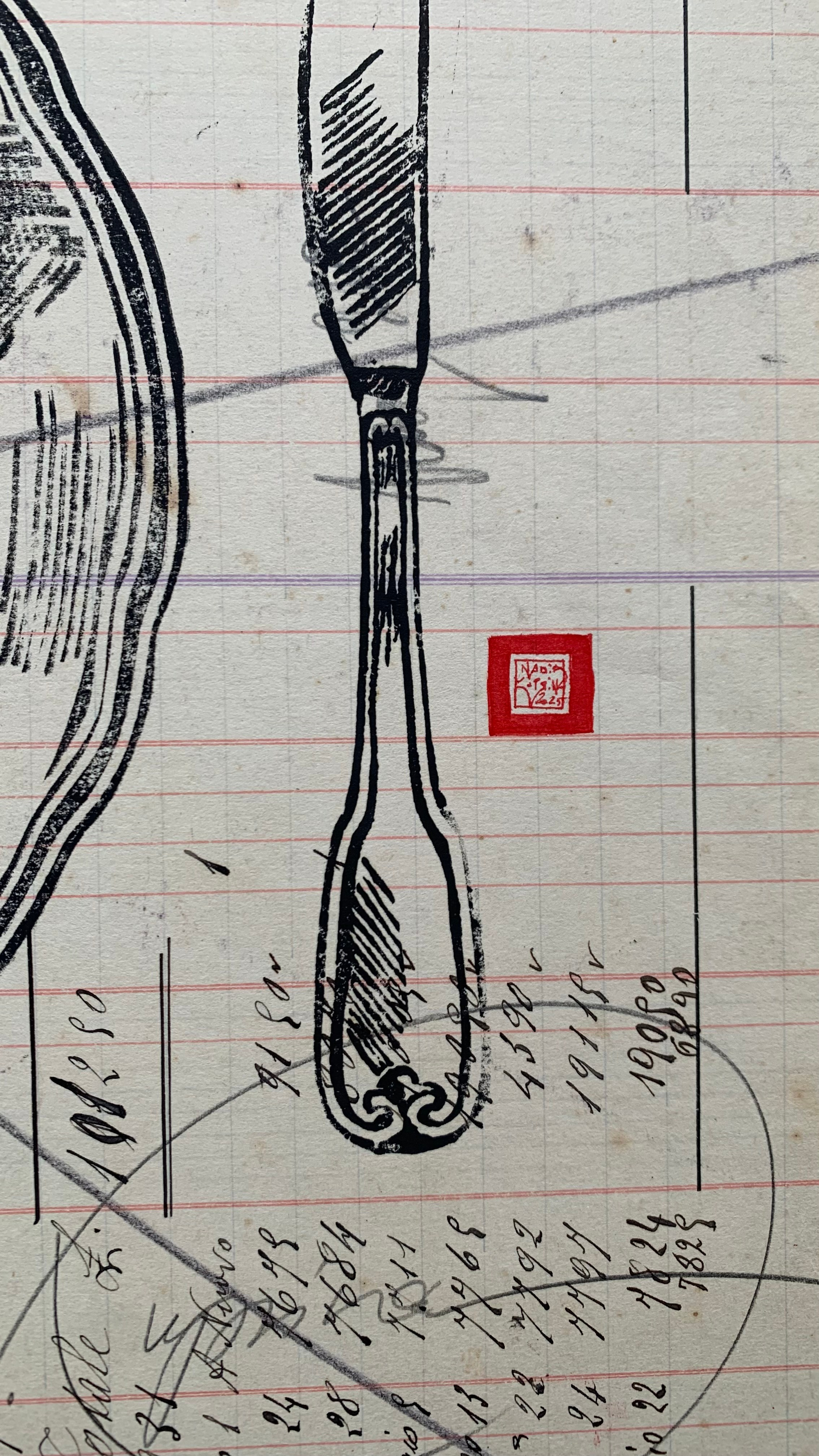 La serie Panem Quotidianum di Nadia Kuprina si configura come un intervento di riattivazione archivistica e simbolica. Un registro contabile piemontese (1918–1930), con nomi e acquisti dei clienti, diventa supporto e matrice concettuale. Il numero della pagina determina il titolo dell’opera. Su questa struttura documentaria l’artista stampa a mano piatti e posate in linoleografia, dipingendo il piatto in inchiostro seppia con riferimenti decorativi alle ceramiche elleniche. Il lavoro costruisce un dialogo tra antico e moderno, tra economia e ritualità, trasformando il pasto condiviso in dispositivo narrativo e antropologico.