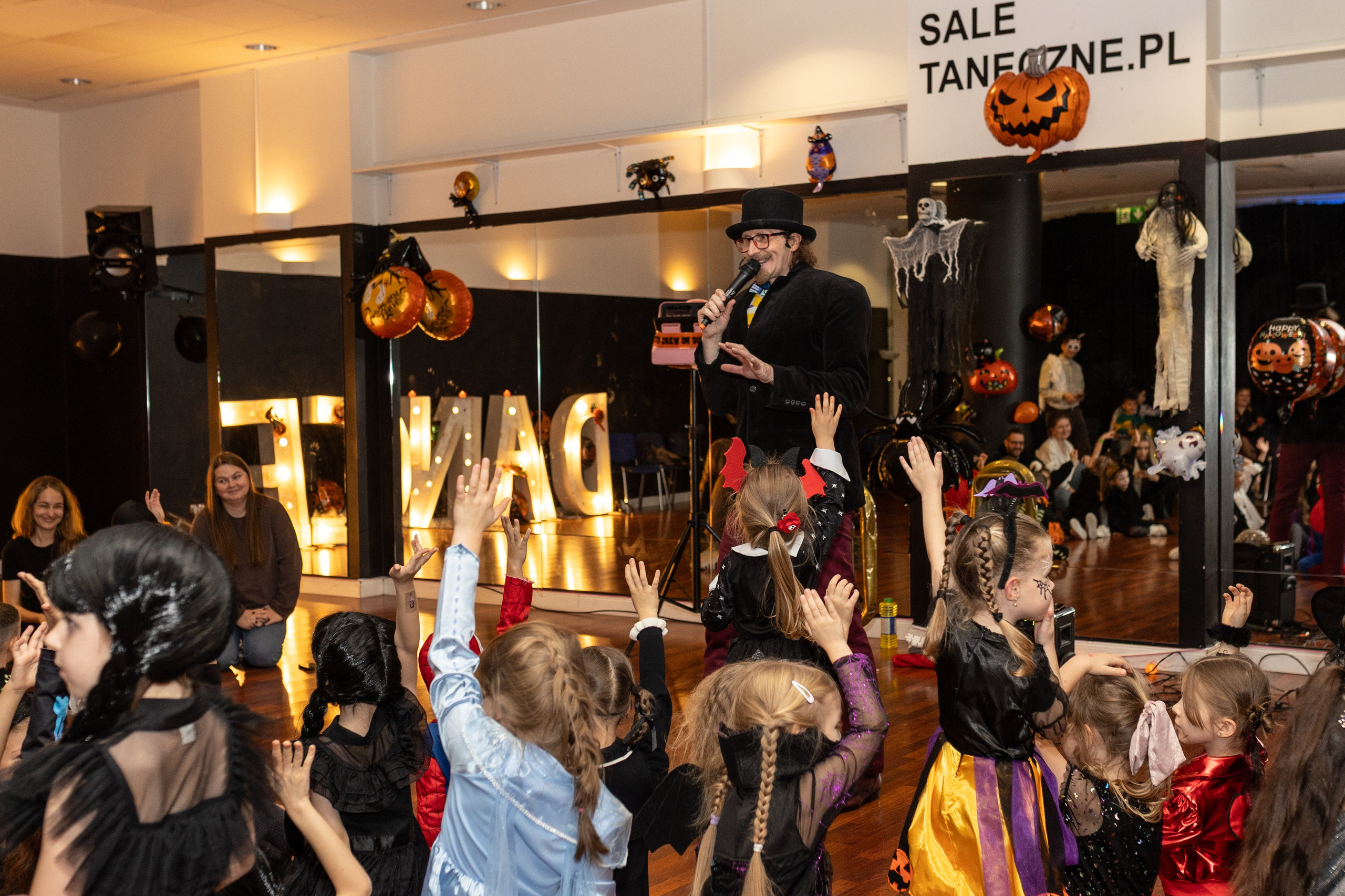 Leo dance studio Helloween 2025. Семейный и детский фотограф в Варшаве Мила Бобровская