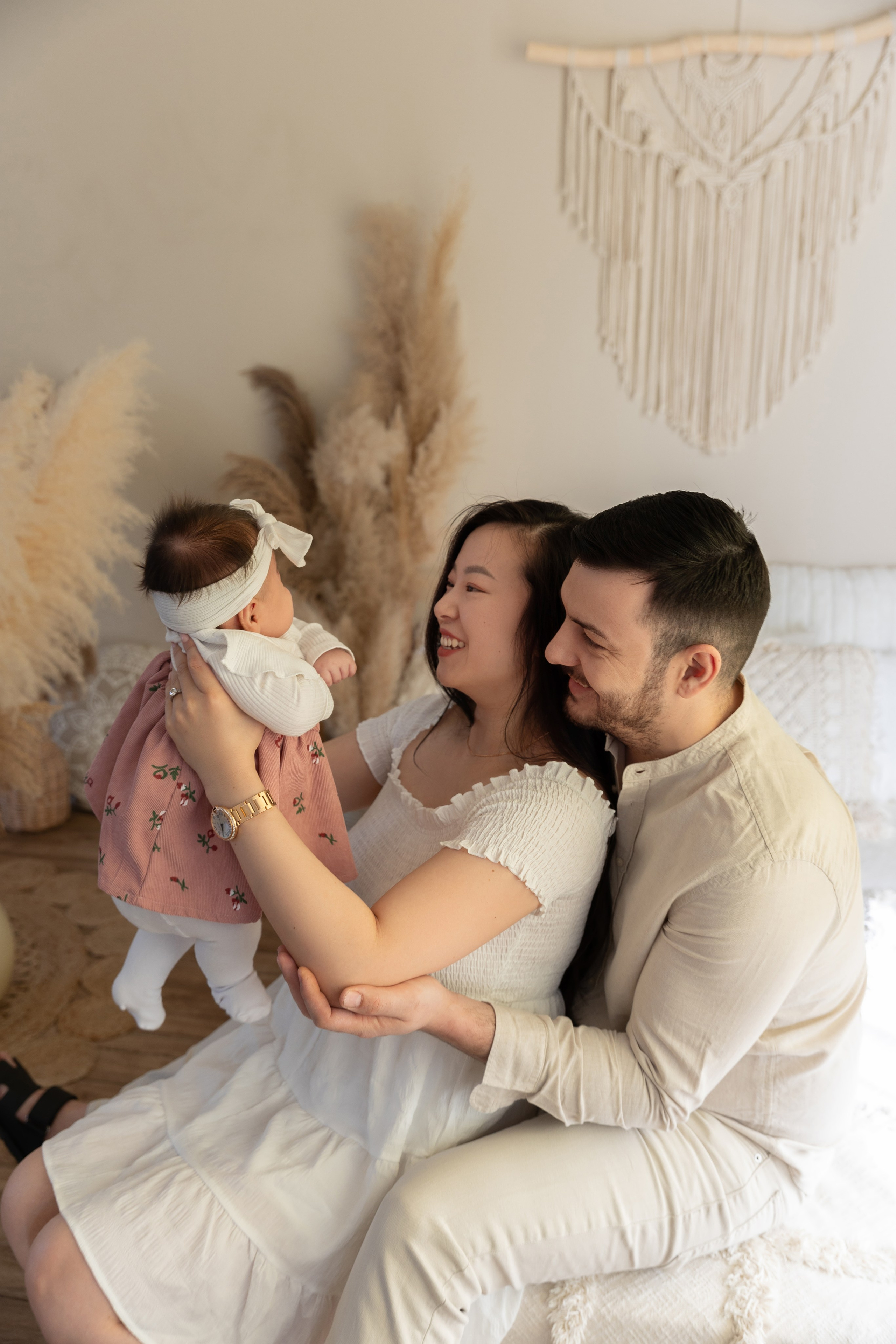 Familienfotografie in Hagen – Eltern mit ihrem Kind, emotionale Aufnahmen im Studio JS Photography