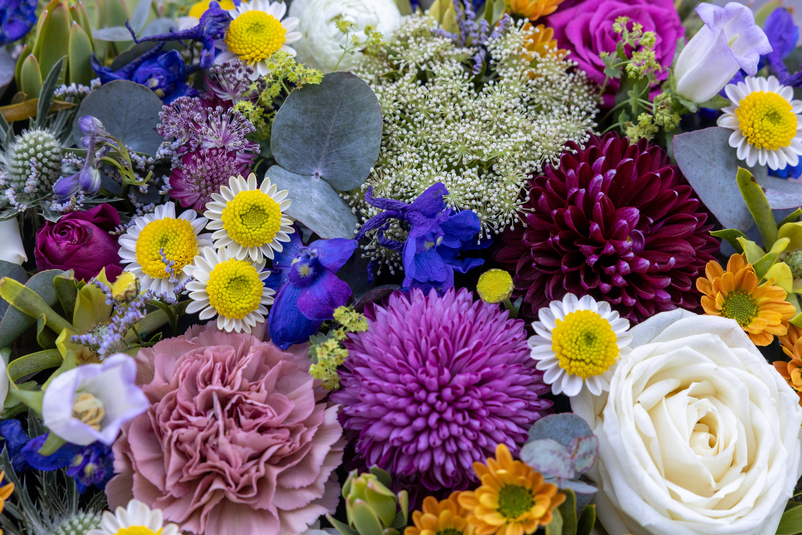 Elegant blomsterhjerte sammensat af smukke roser og sæsonblomster i harmoniske farver. Akropolis Blomster skaber personlige begravelsesdekorationer, der giver en smuk ramme om den sidste afsked.