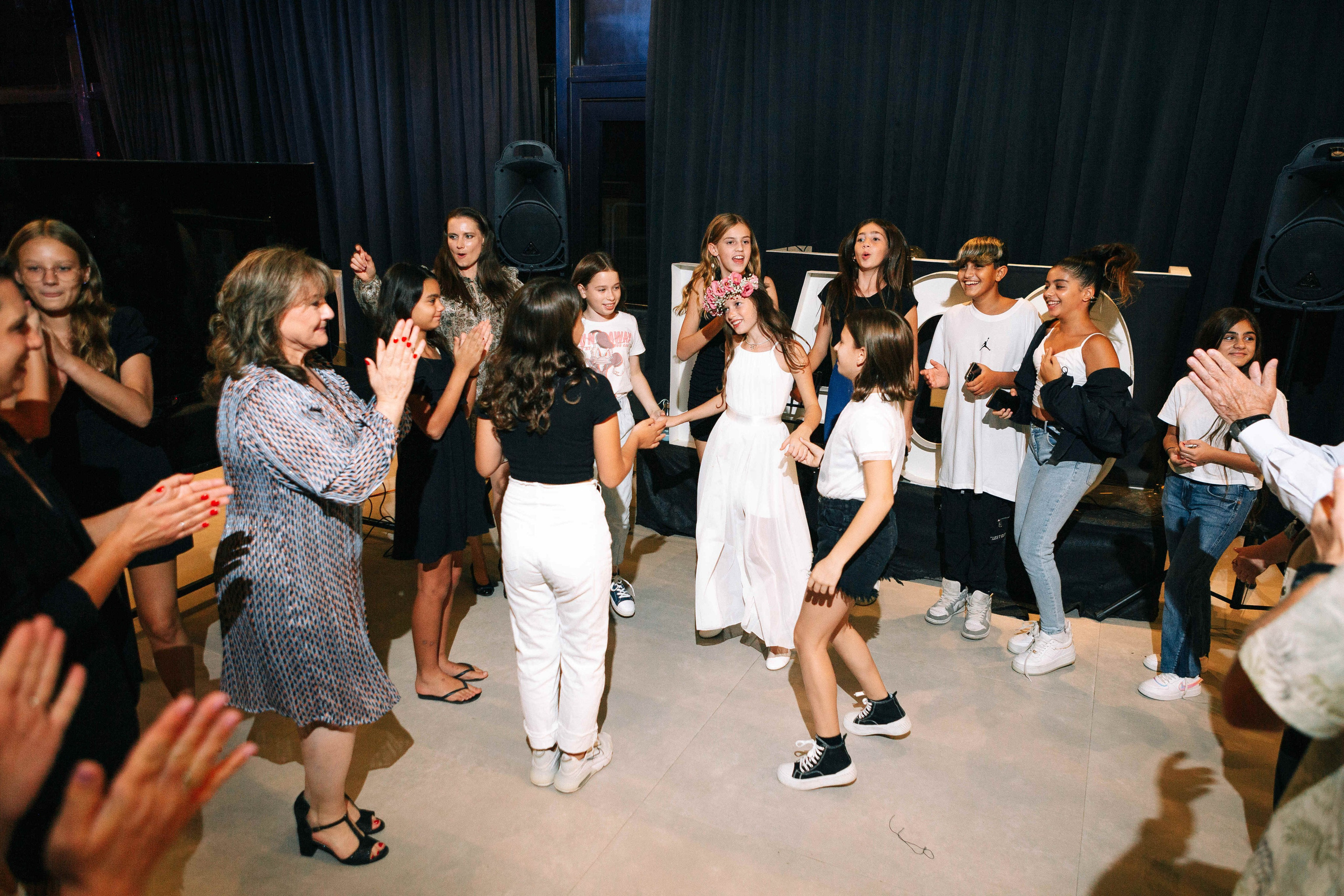 PARTY WITH FRIENDS. Https://shi-photo.com/