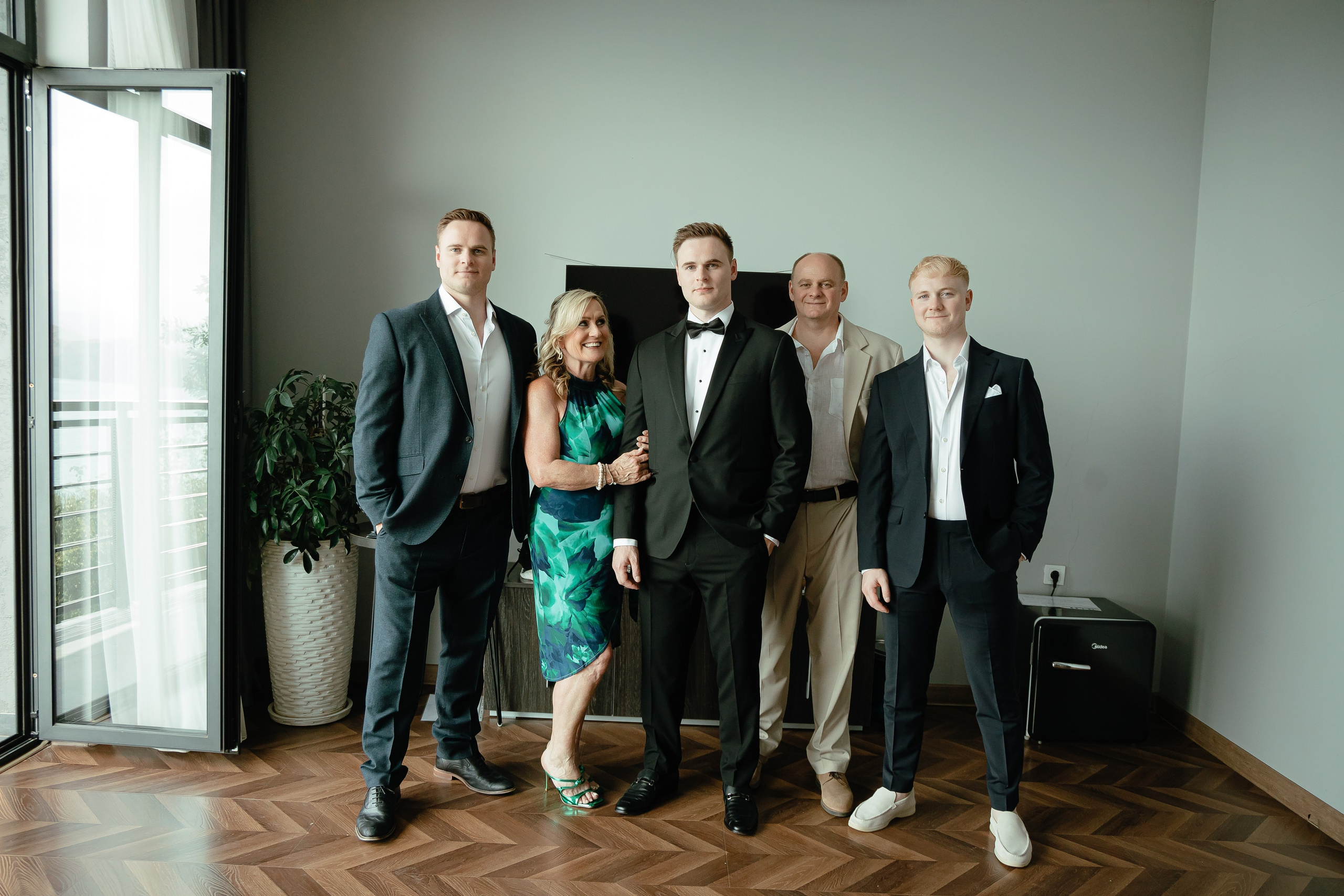 Thomas & Suyumbika. Главная