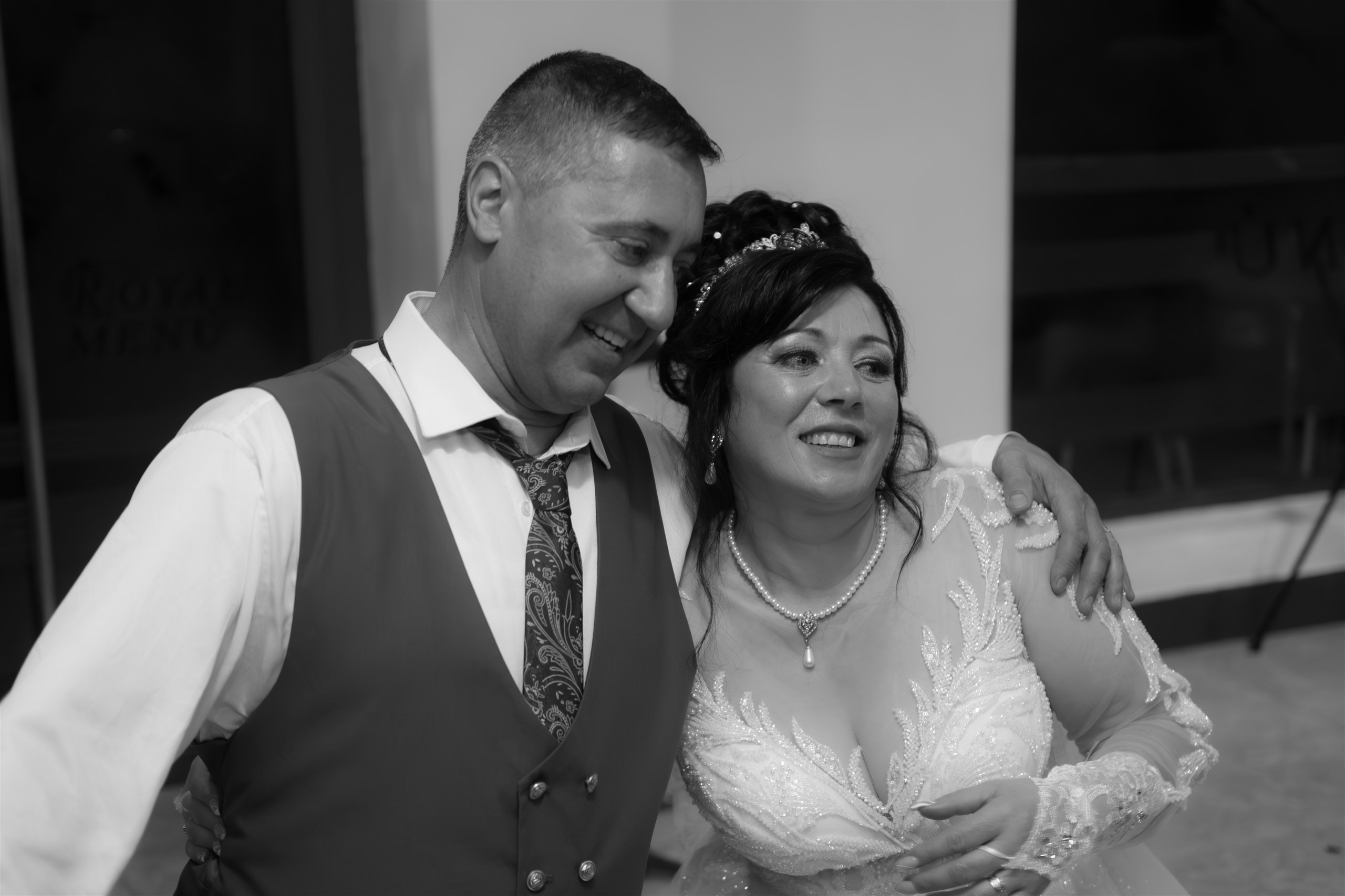 Abrazo en blanco y negro de Mariana con un familiar antes de la ceremonia