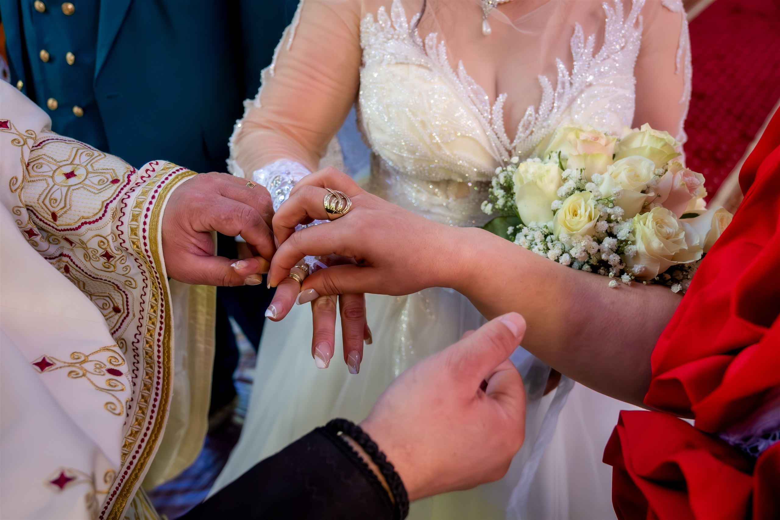 Intercambio de anillos durante la ceremonia ortodoxa