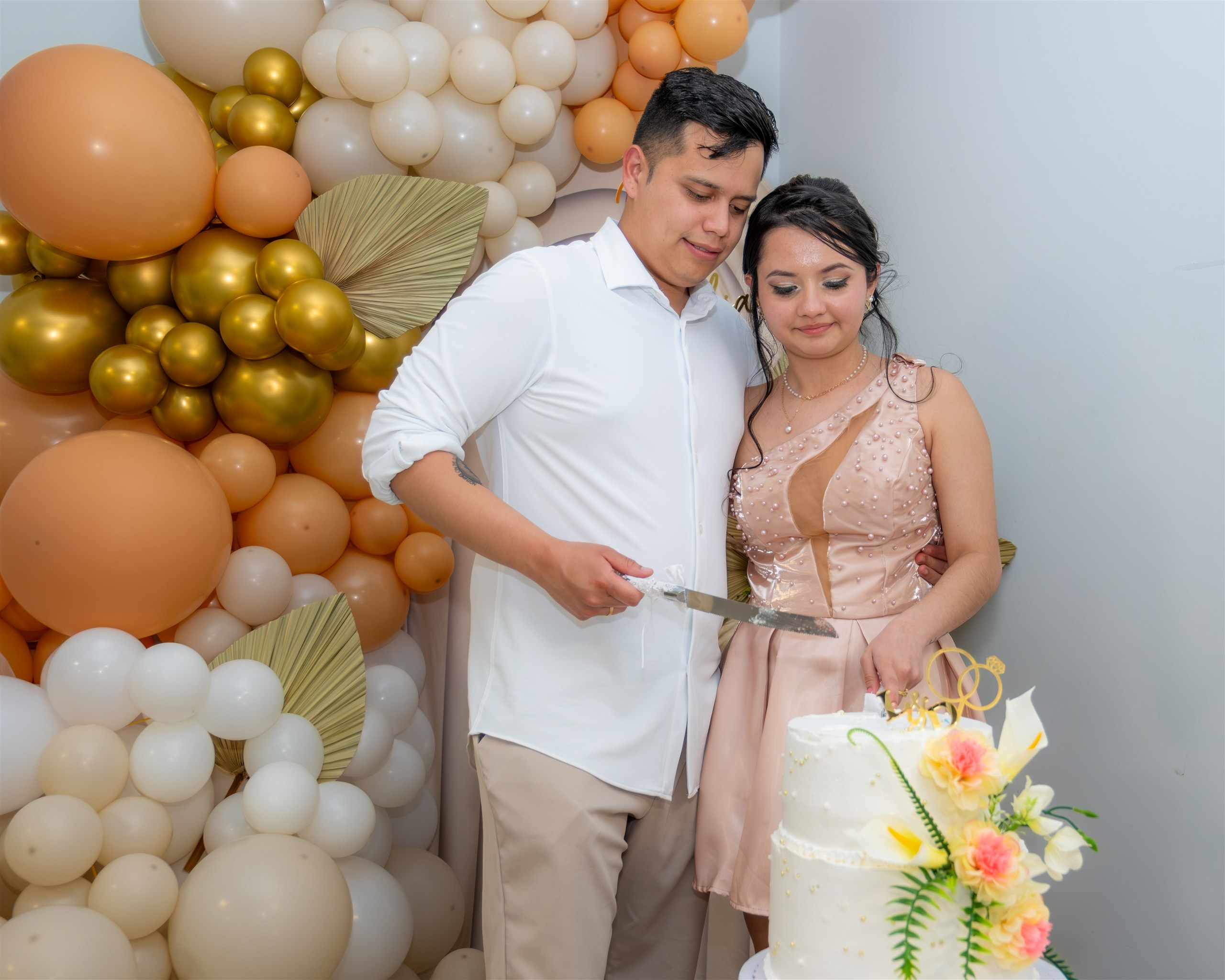 Los novios cortando la tarta nupcial